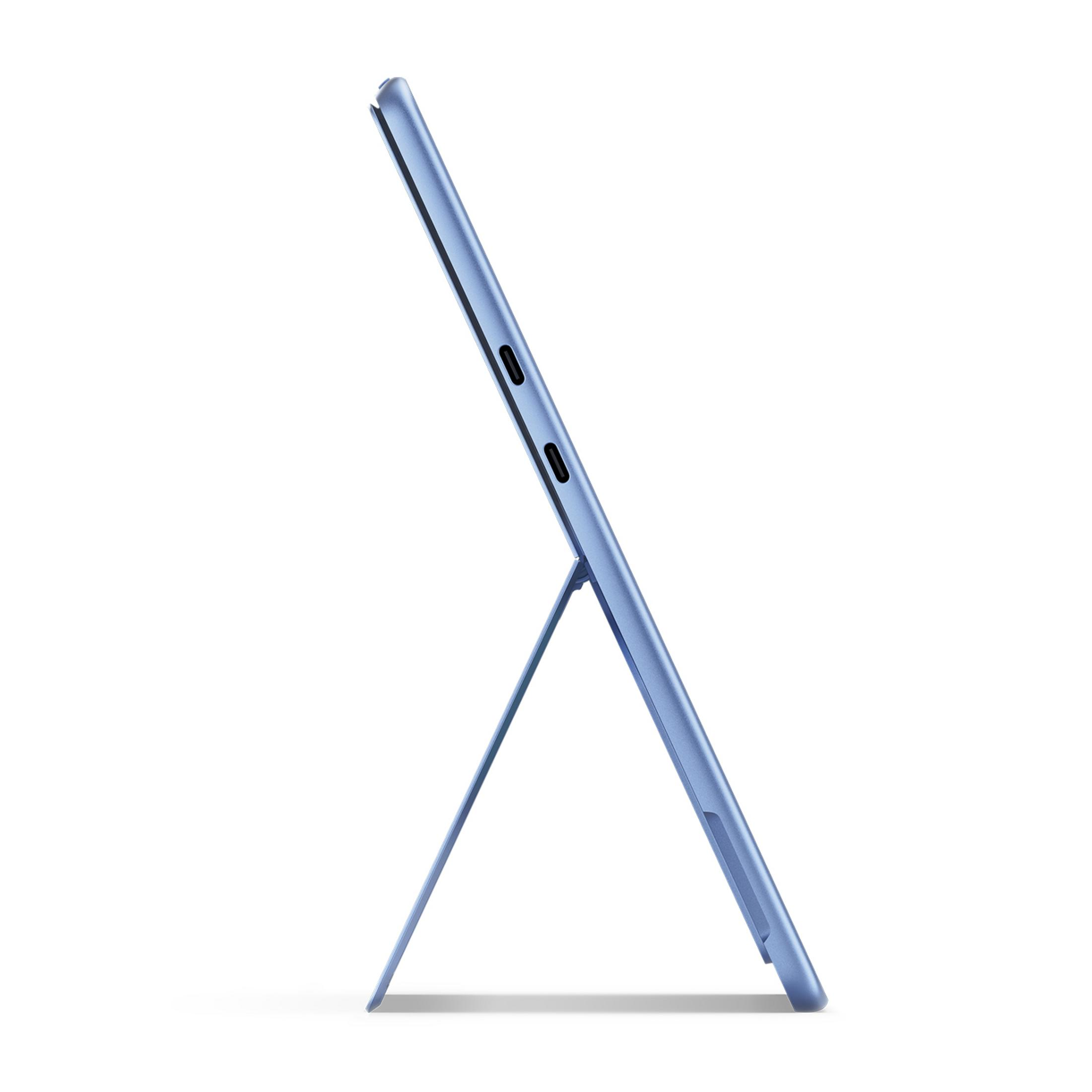Ein blaues Tablet mit Ständer steht auf weißem Hintergrund.