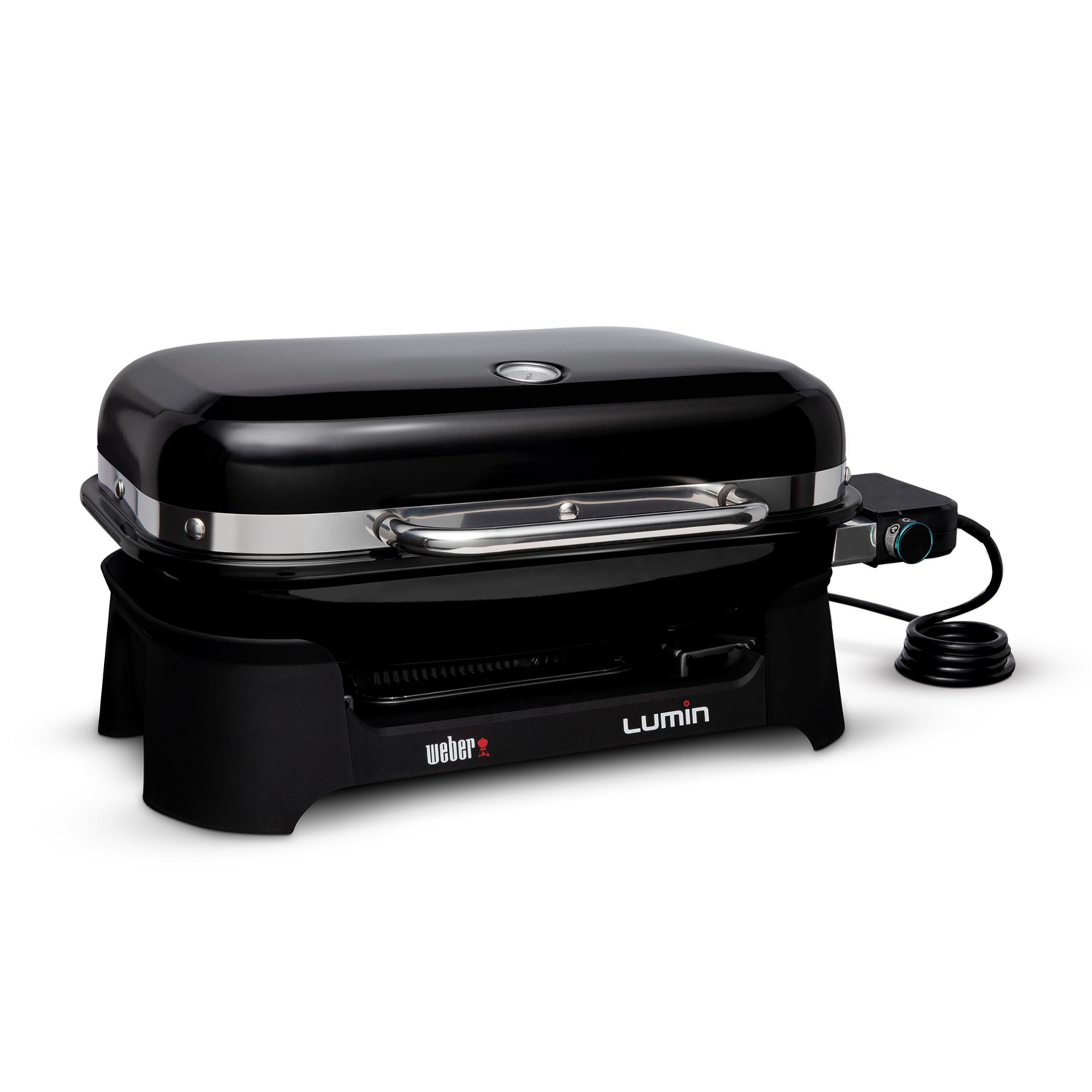 Schwarzer Weber Lumin Grill mit Chromgriff und Kabel auf weißem Hintergrund.