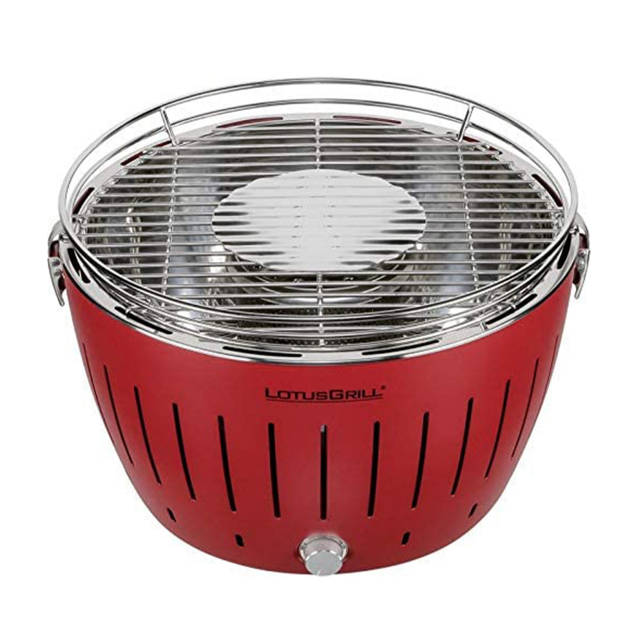 Czerwony grill Lotus z chromowanym rusztem i otworami wentylacyjnymi.