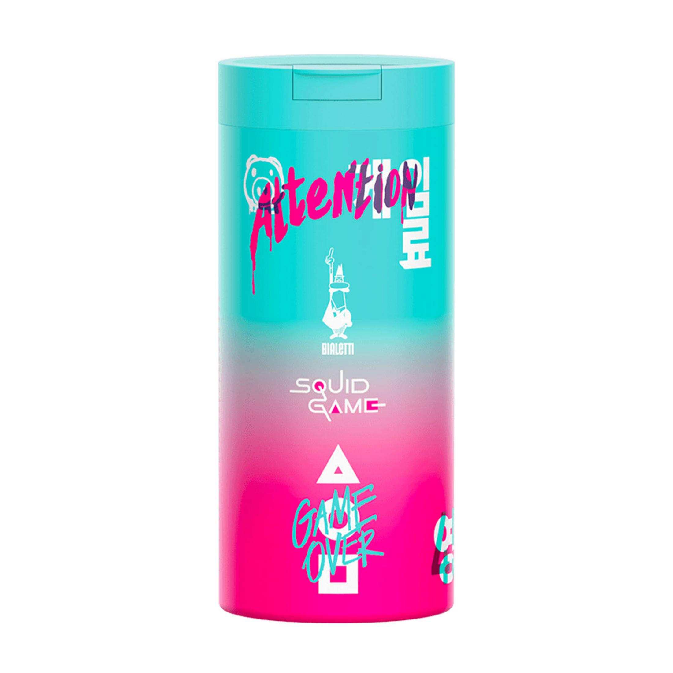 Una lattina blu e rosa con testo e grafica "Attenzione!" e "Squid Game".