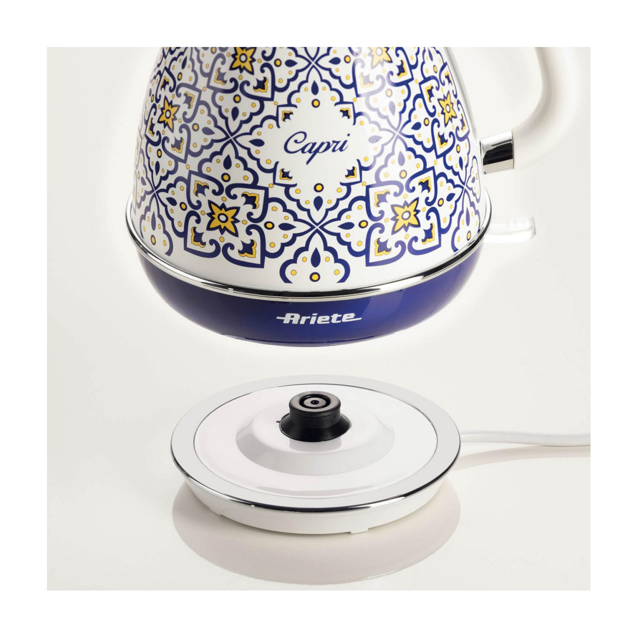 Biały czajnik elektryczny z niebiesko-żółtym wzorem i napisem 'Capri'.