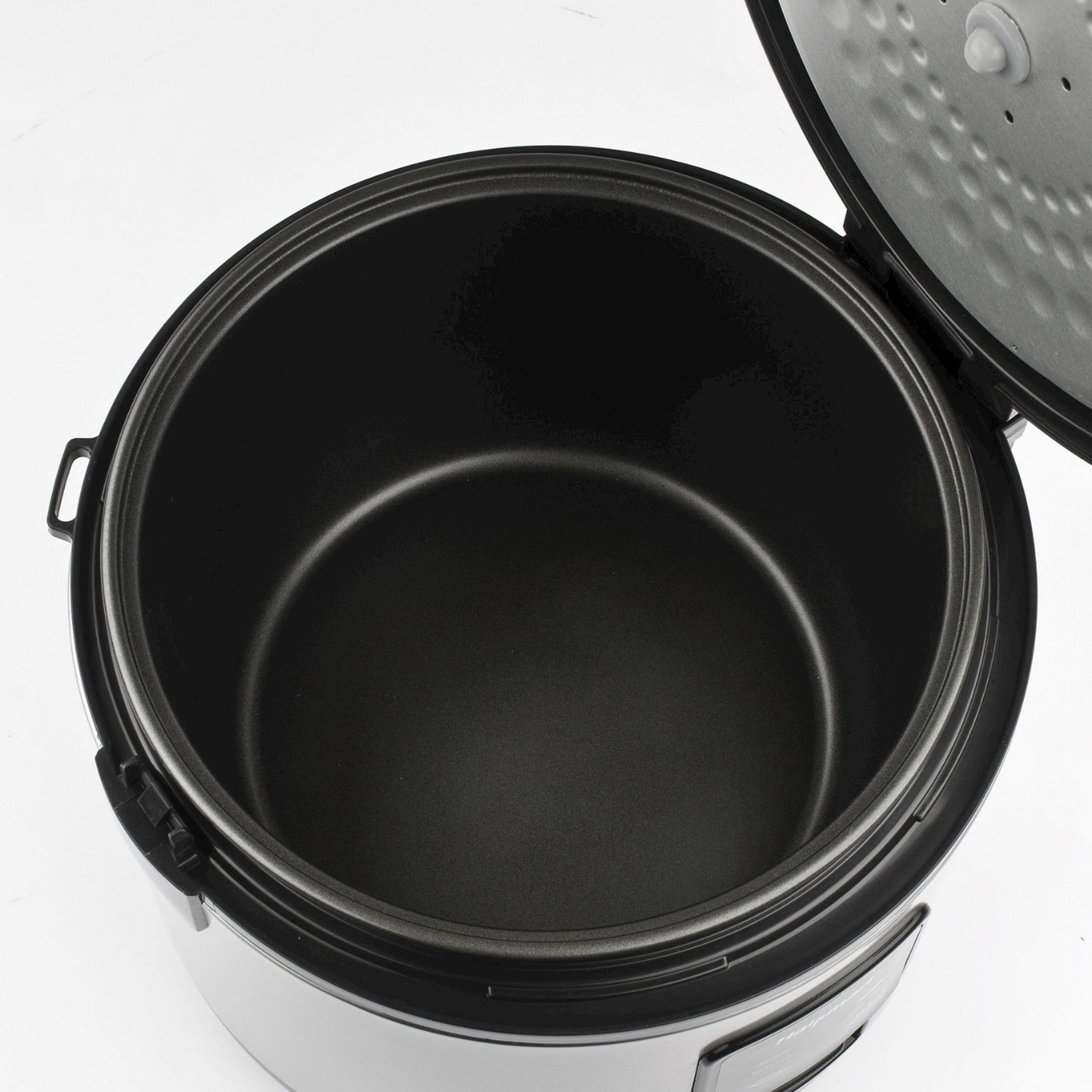 Una olla a presión abierta y vacía con inserto negro y cuerpo plateado.