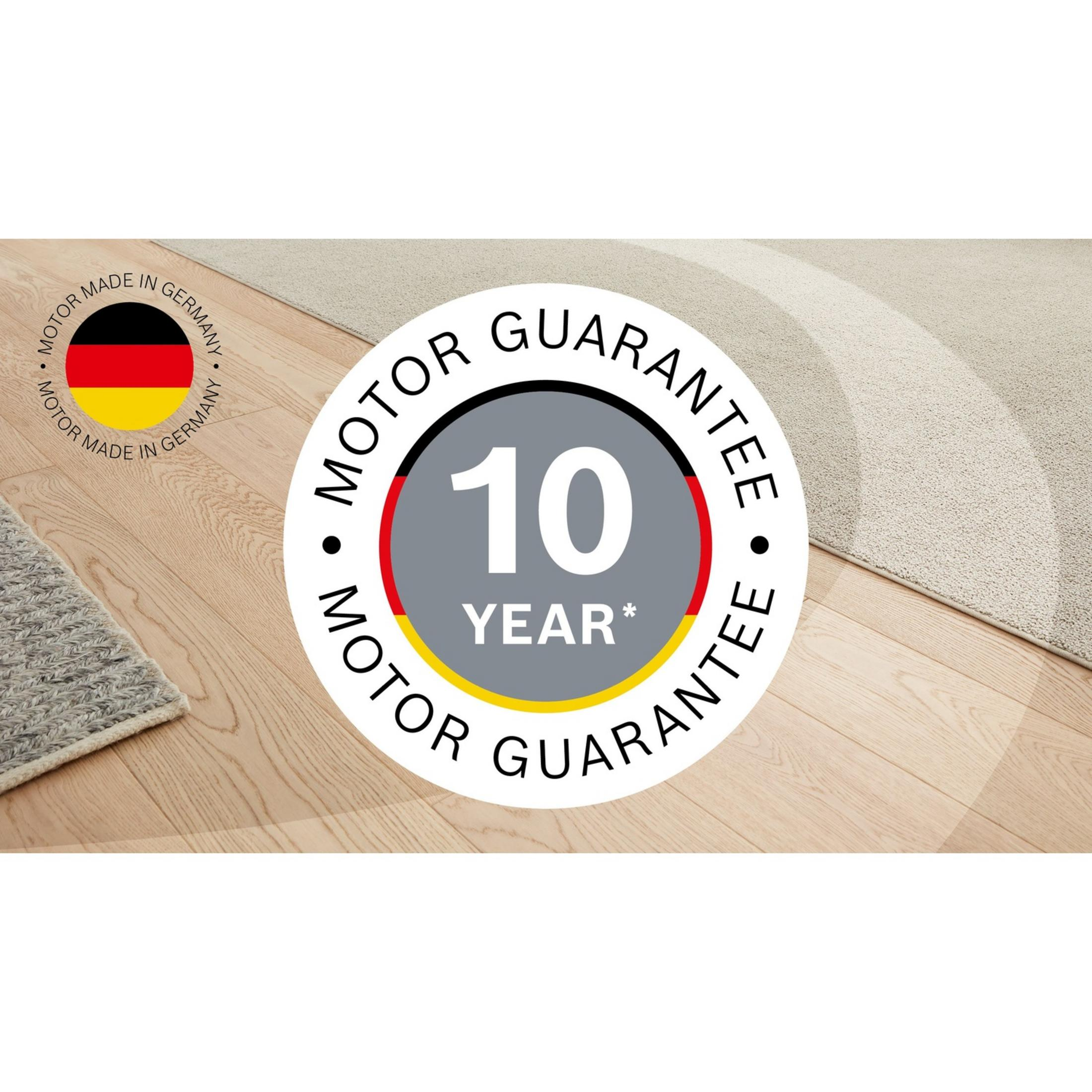 Sello de garantía de motor de 10 años sobre suelo de madera con alfombras.
