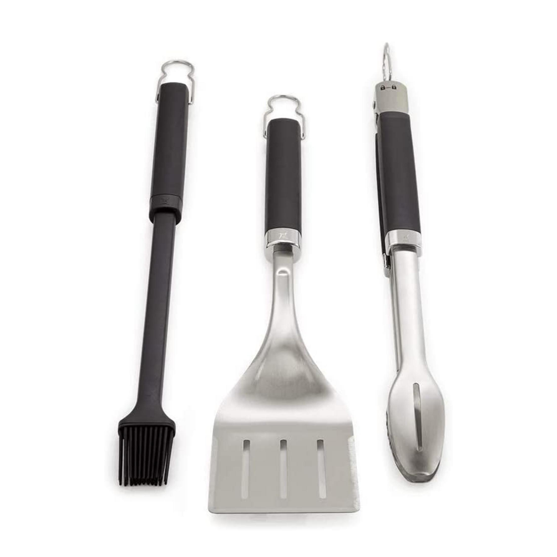 Grillwerkzeuge: Pinsel, Wender und Zange mit schwarzen Griffen.