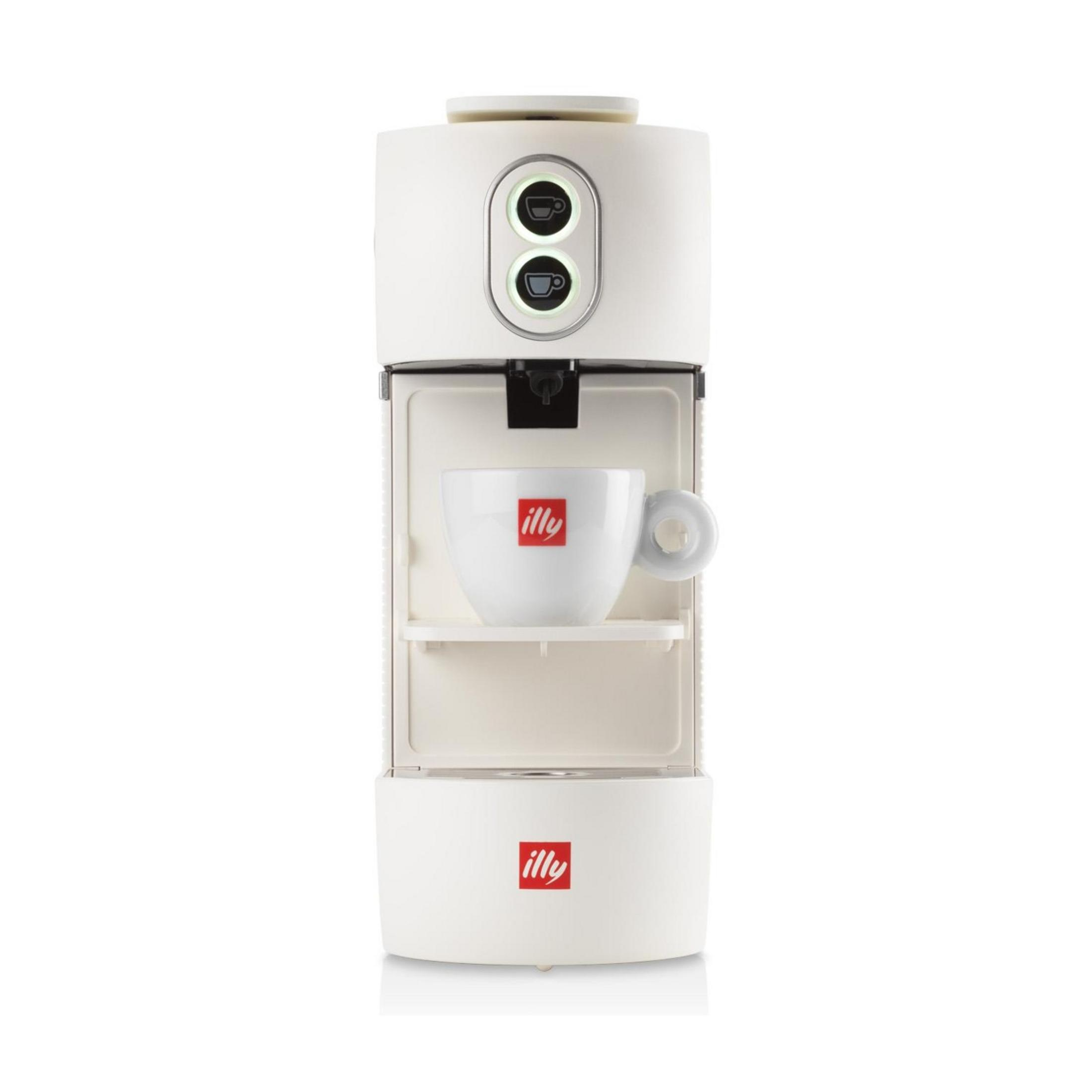 Eine weiße Illy-Kaffeemaschine mit einer weißen Tasse mit rotem Illy-Logo.