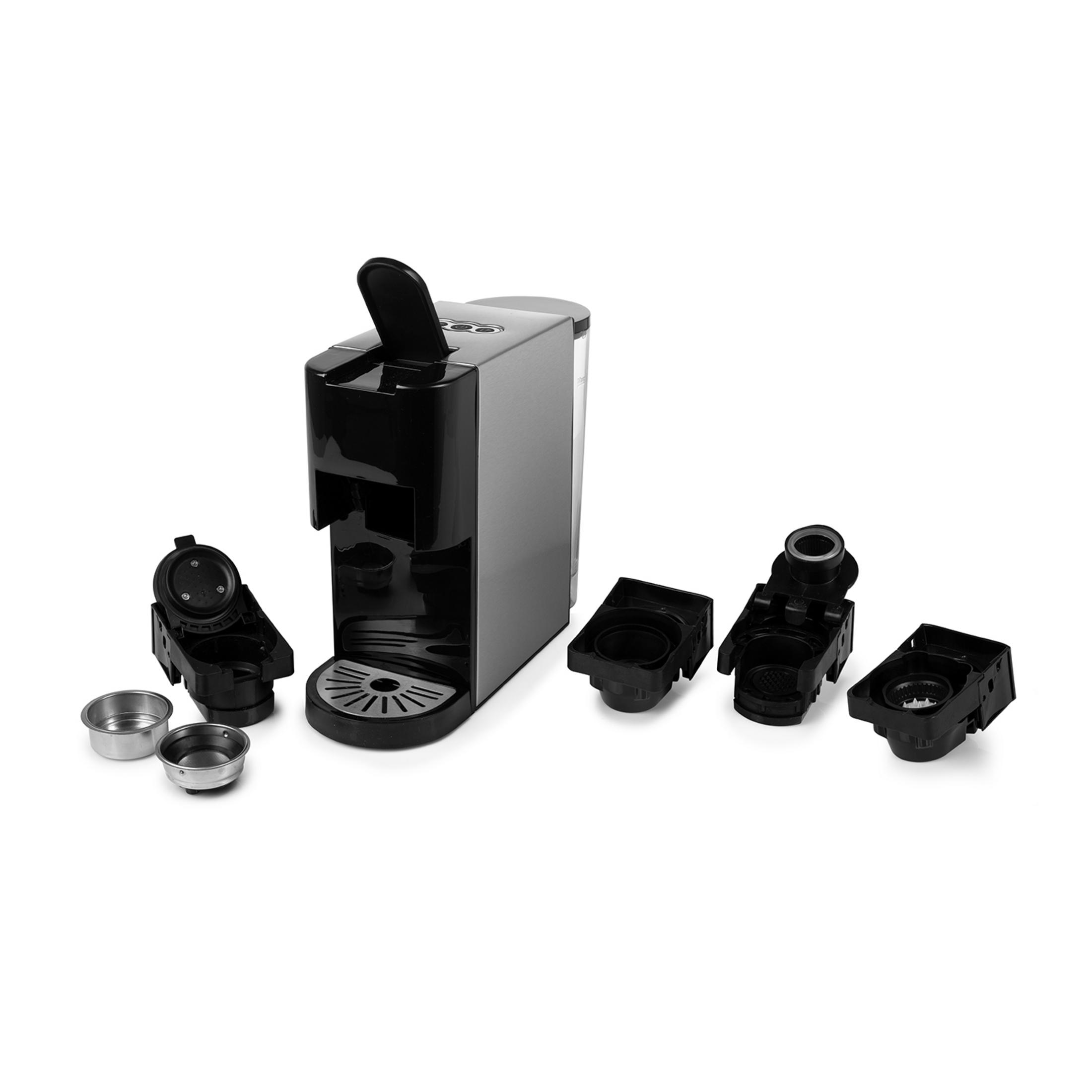 Srebrno-czarna maszyna do kawy z trzema akcesoriami obok.