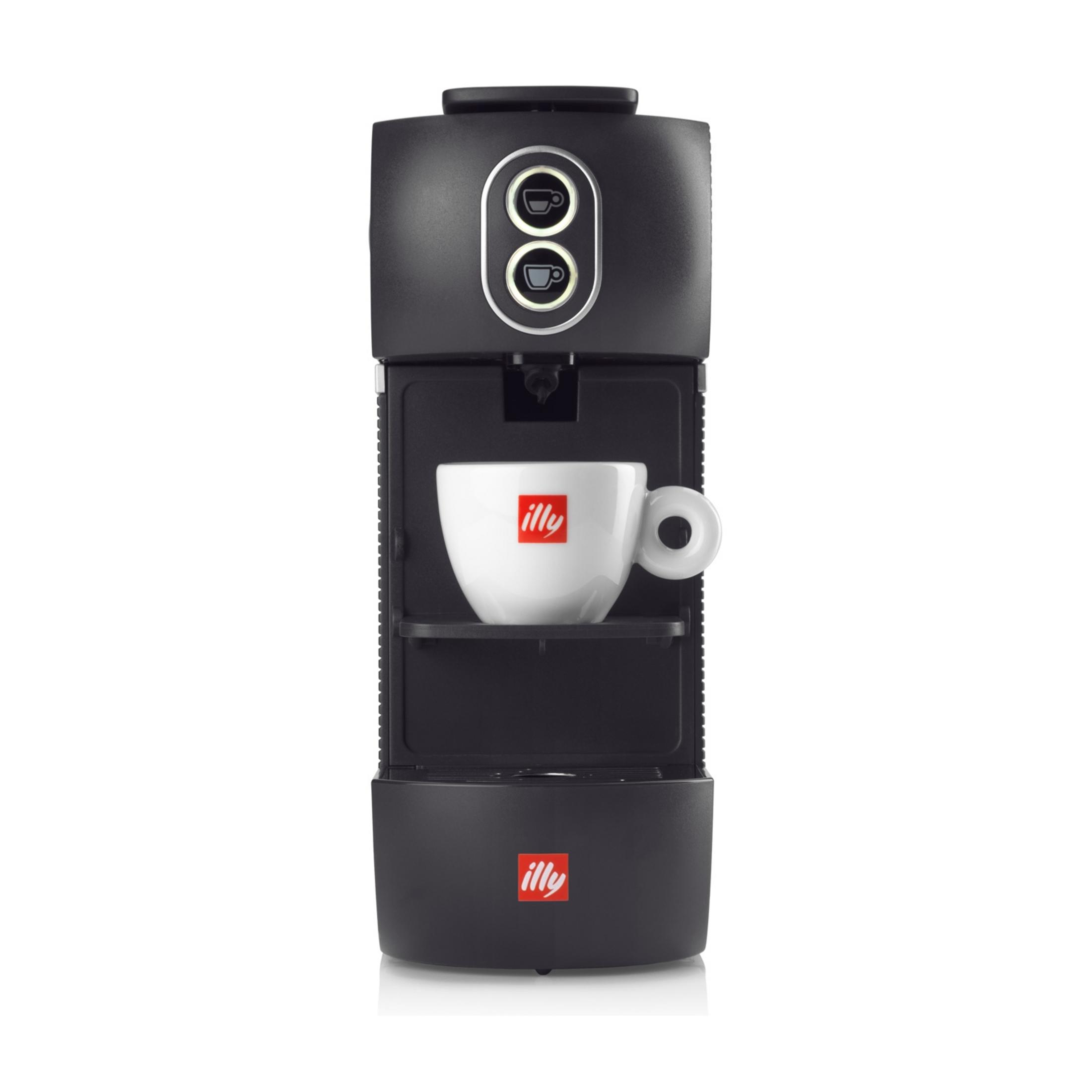 Una macchina da caffè nera con tazza bianca con logo Illy.