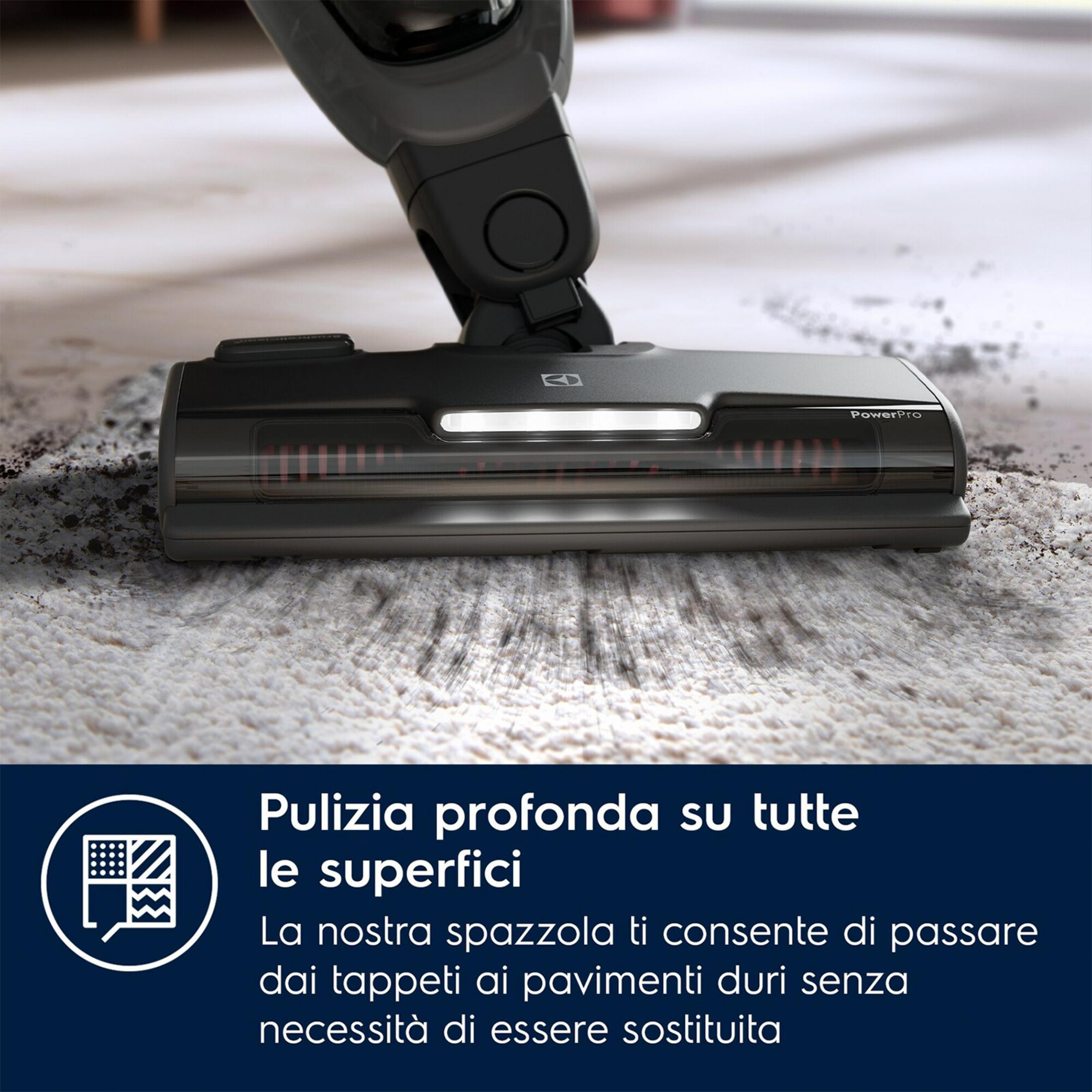 Una testina aspirapolvere nera pulisce un tappeto.