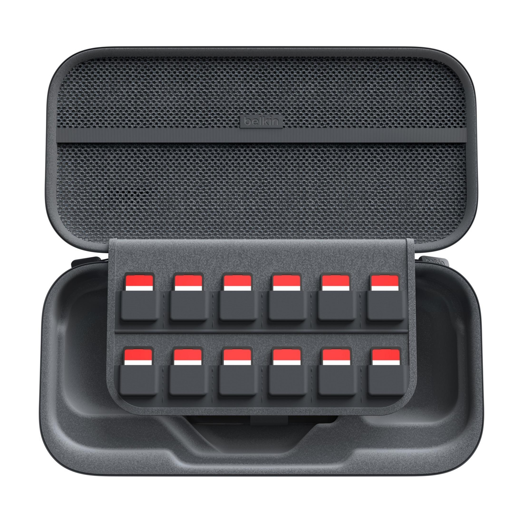 Offenes schwarzes Etui mit 12 Steckplätzen für Speicherkarten mit roten und weißen Markierungen.