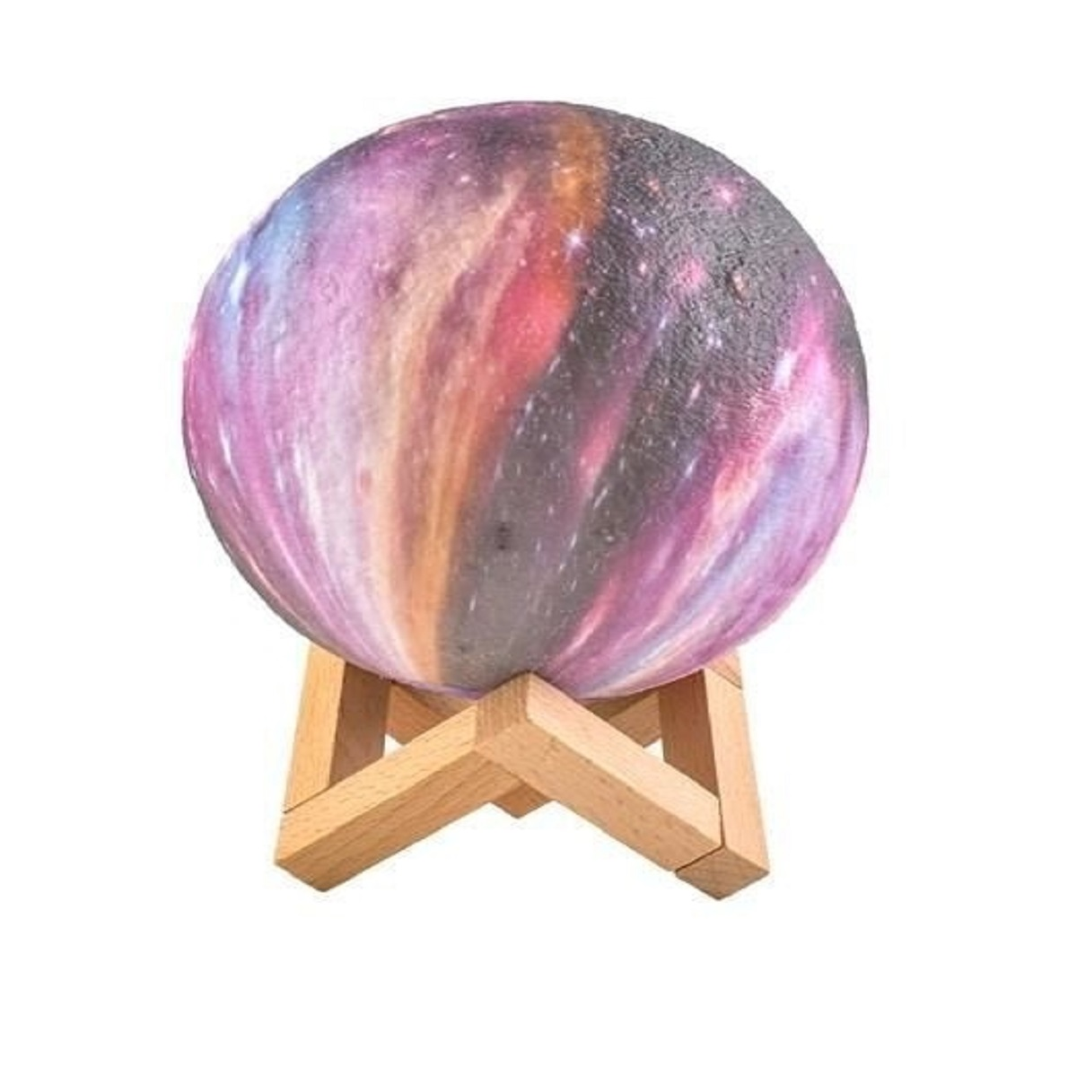 Una lámpara de galaxia sobre un soporte de madera sobre fondo blanco.