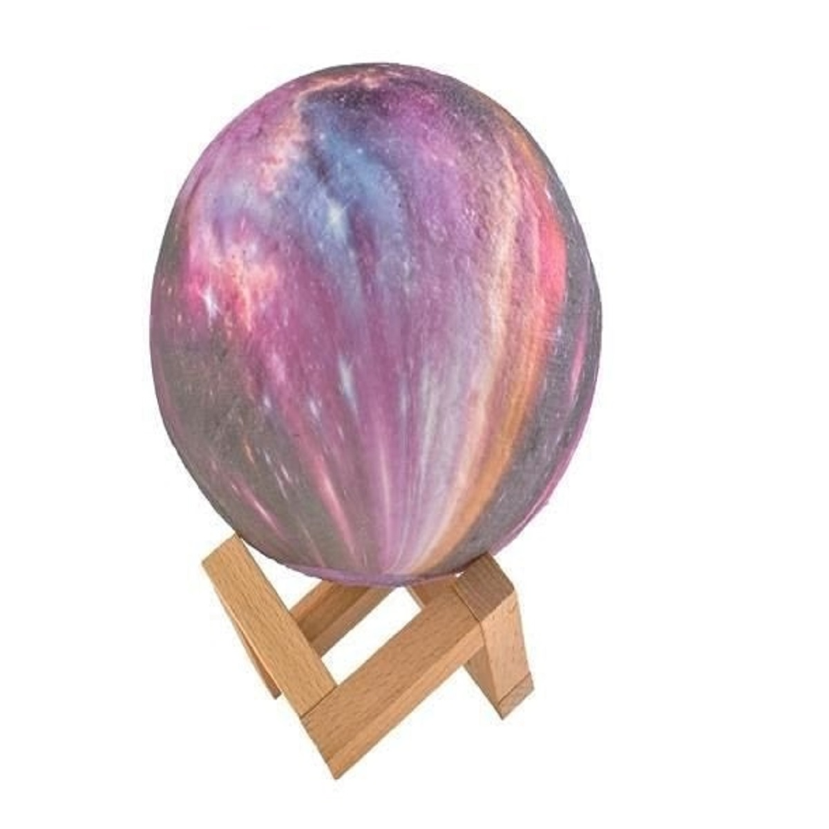 Una lámpara de galaxia en tonos morados y azules sobre un soporte de madera.