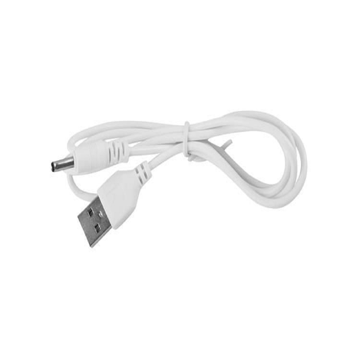 Un cable de alimentación blanco USB a CC yace sobre un fondo blanco.