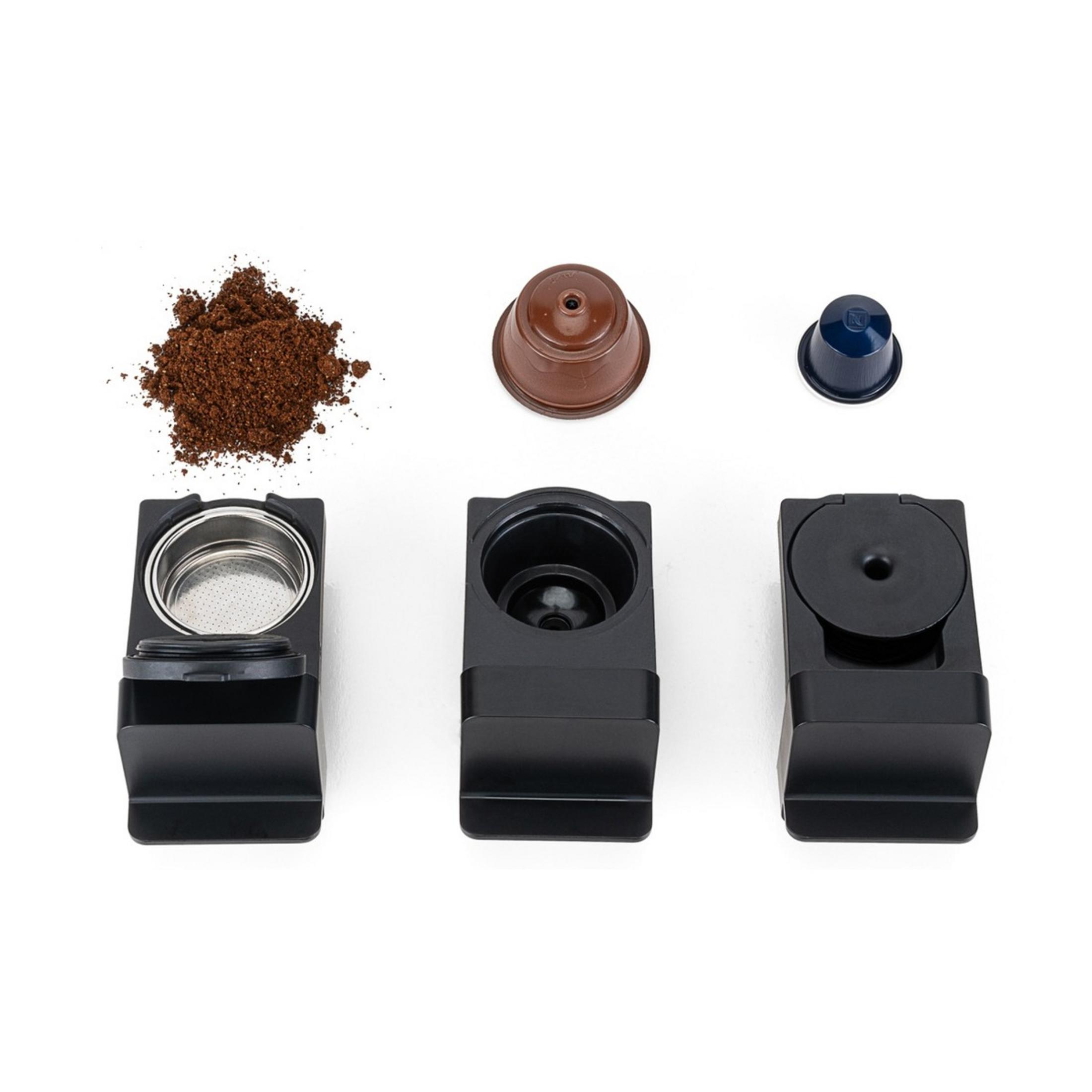 Kaffeepulver, Kapseln und Kaffeemaschinenteile auf weißem Hintergrund.
