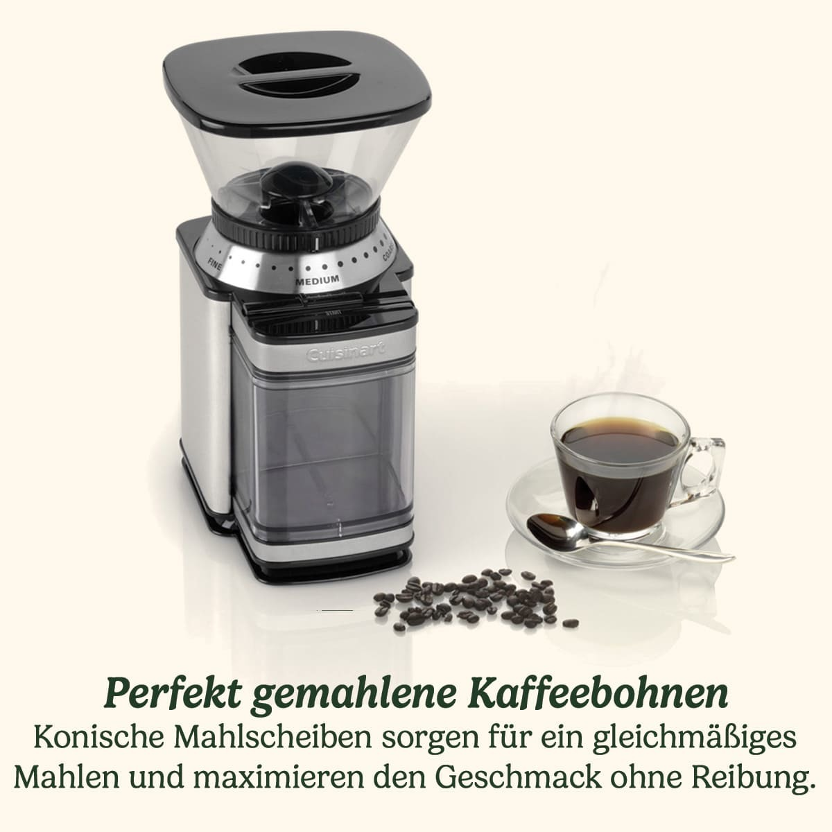 Cuisinart Kaffeemühle mit Bohnen und einer Tasse Kaffee.