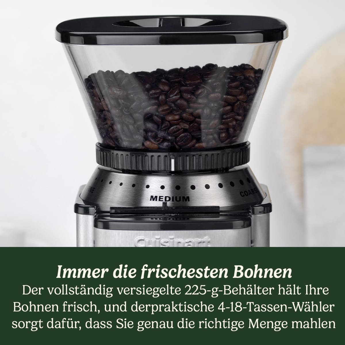 Kaffeemühle mit Glasbehälter voller Kaffeebohnen und Einstellung für Mahlgrad.