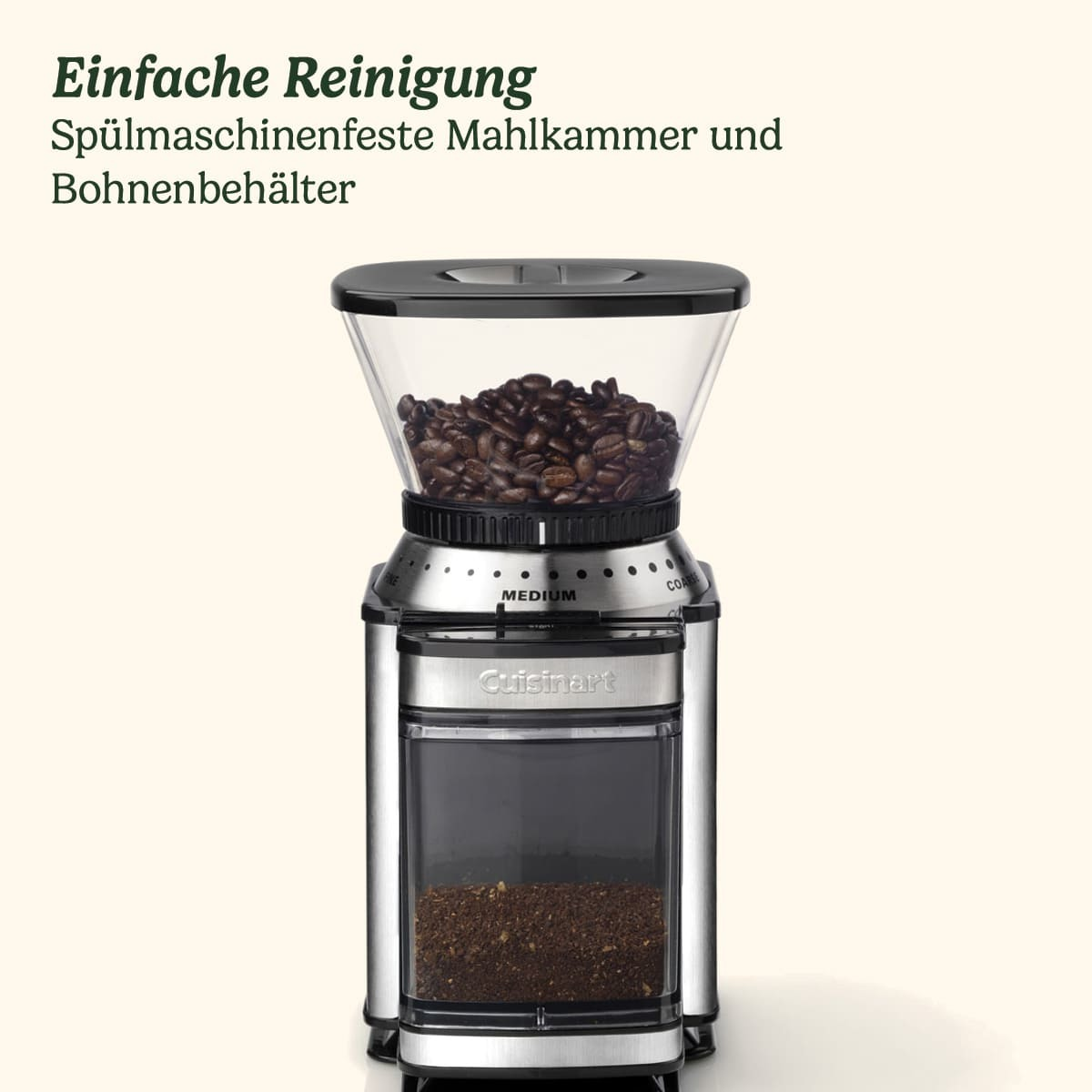 Ein silberner Kaffeemühle mit Kaffeebohnen im oberen Behälter und gemahlenem Kaffee unten.