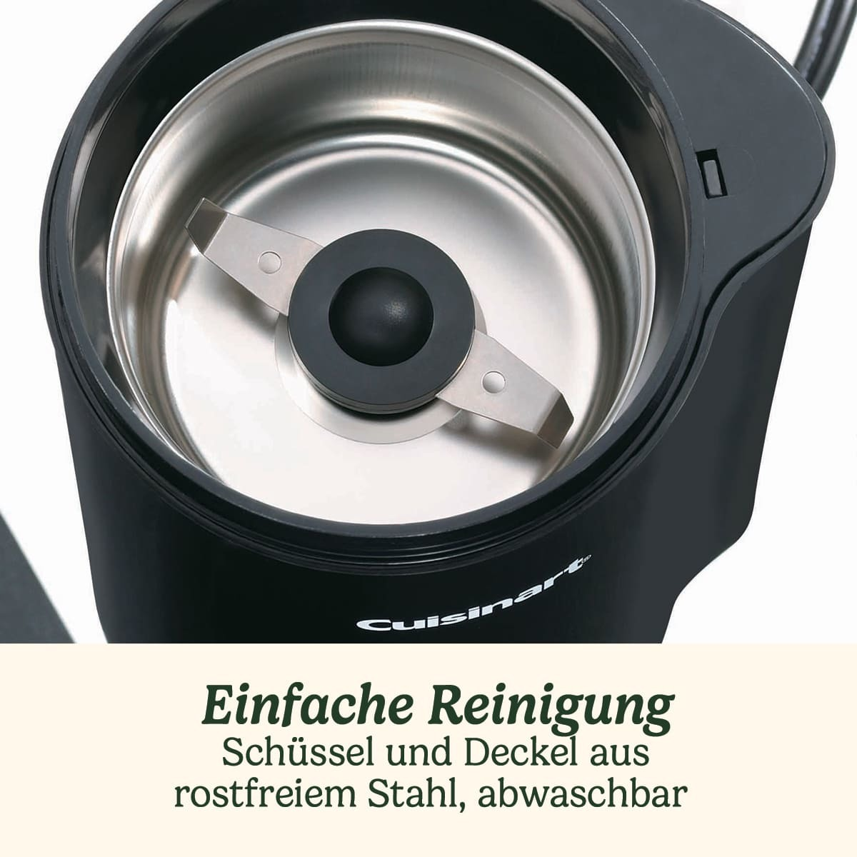 Nahaufnahme eines schwarzen Kaffeemühlendeckels mit Edelstahlschüssel und Klingen.