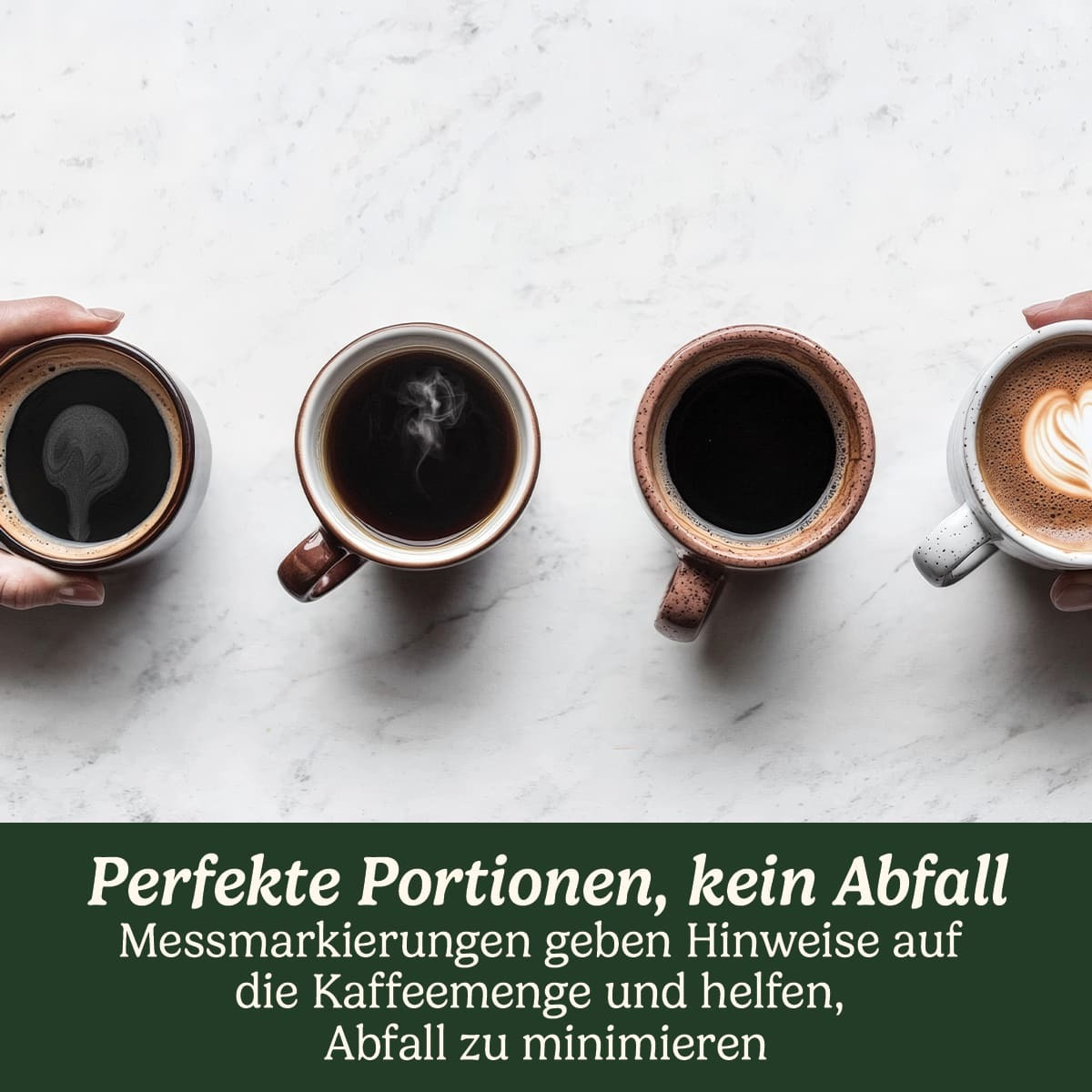 Vier Kaffeetassen, eine mit Latte Art, auf Marmoroberfläche.