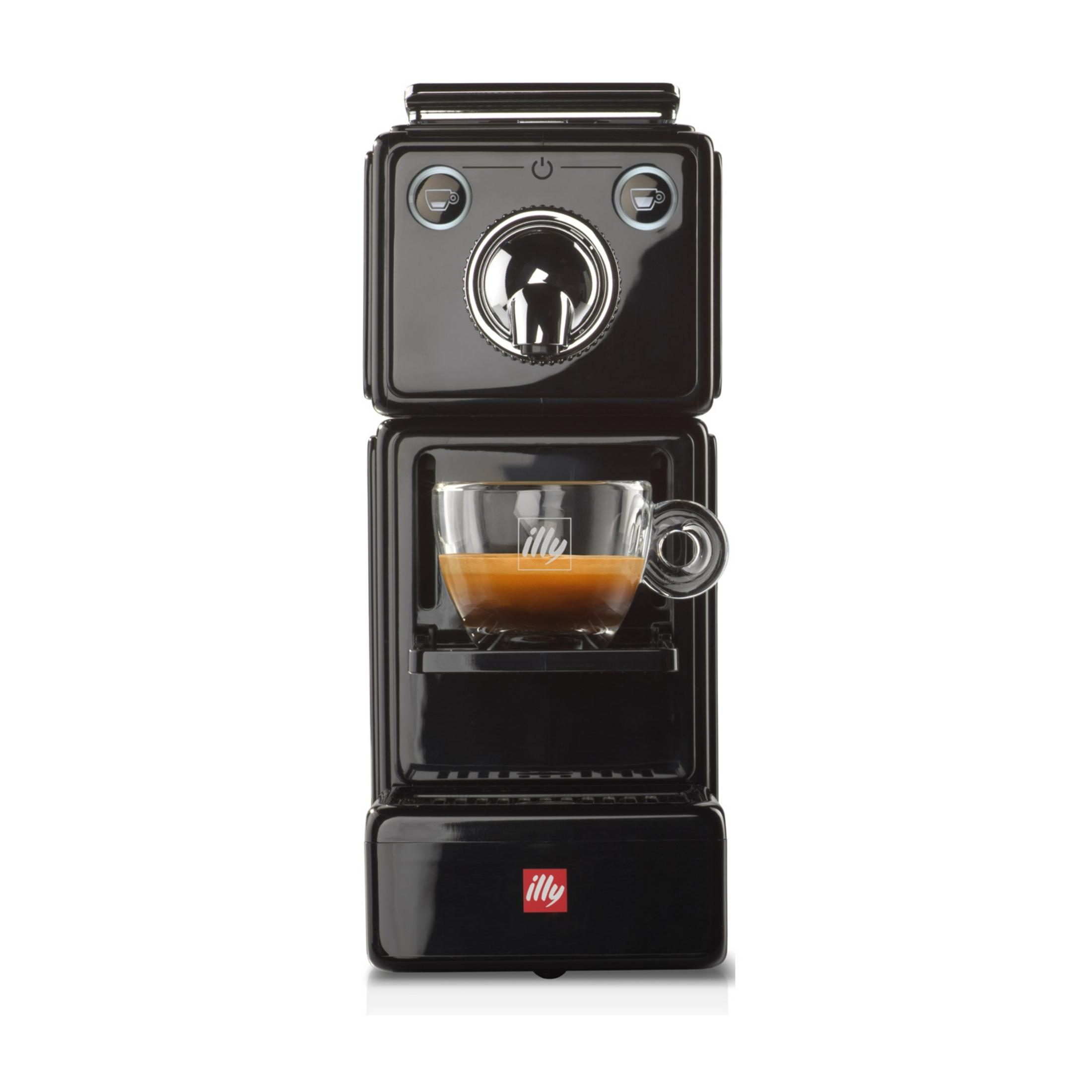 Schwarze Espressomaschine mit einer Tasse Espresso darauf.