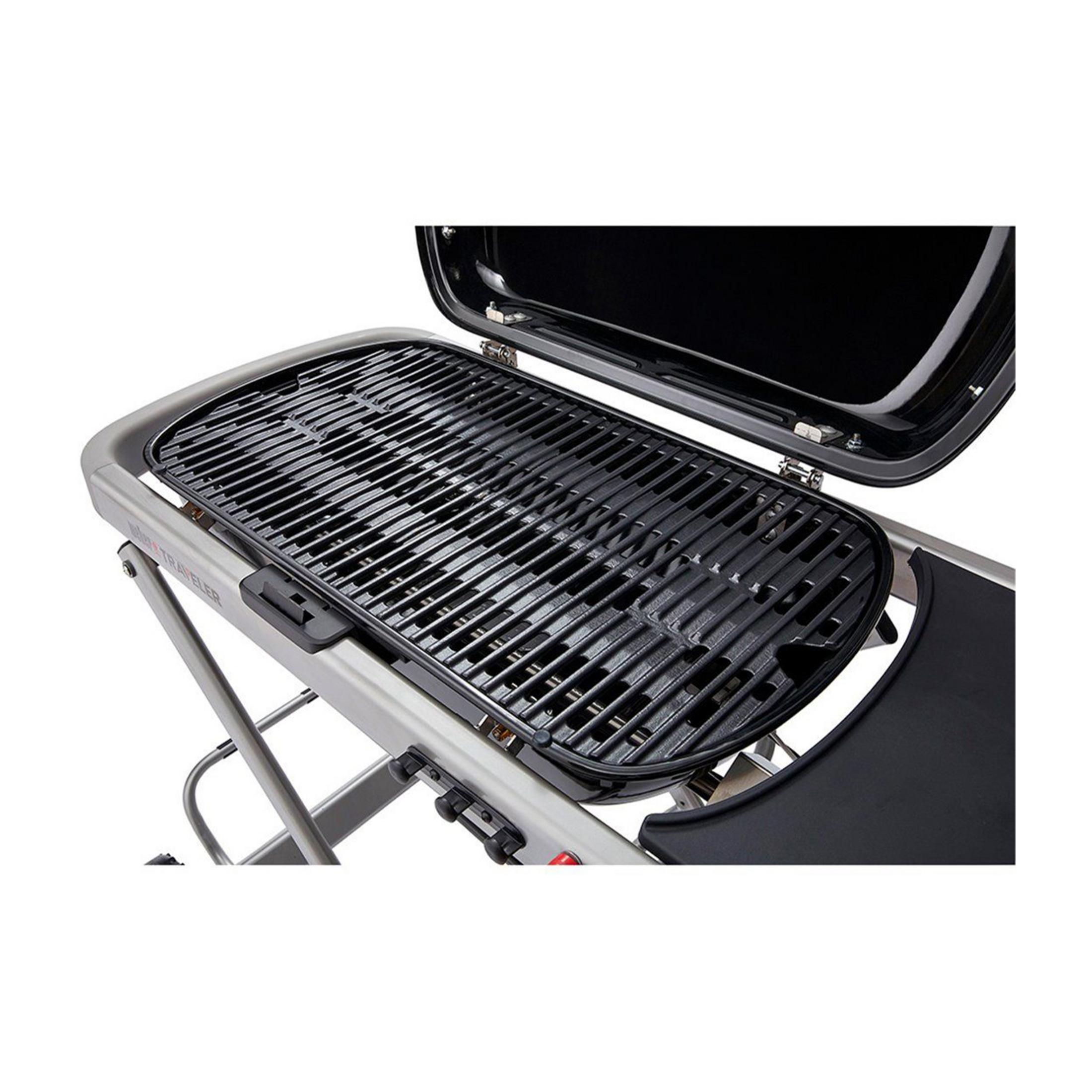 Otwarty, srebrny grill z czarną kratką i pokrywą.