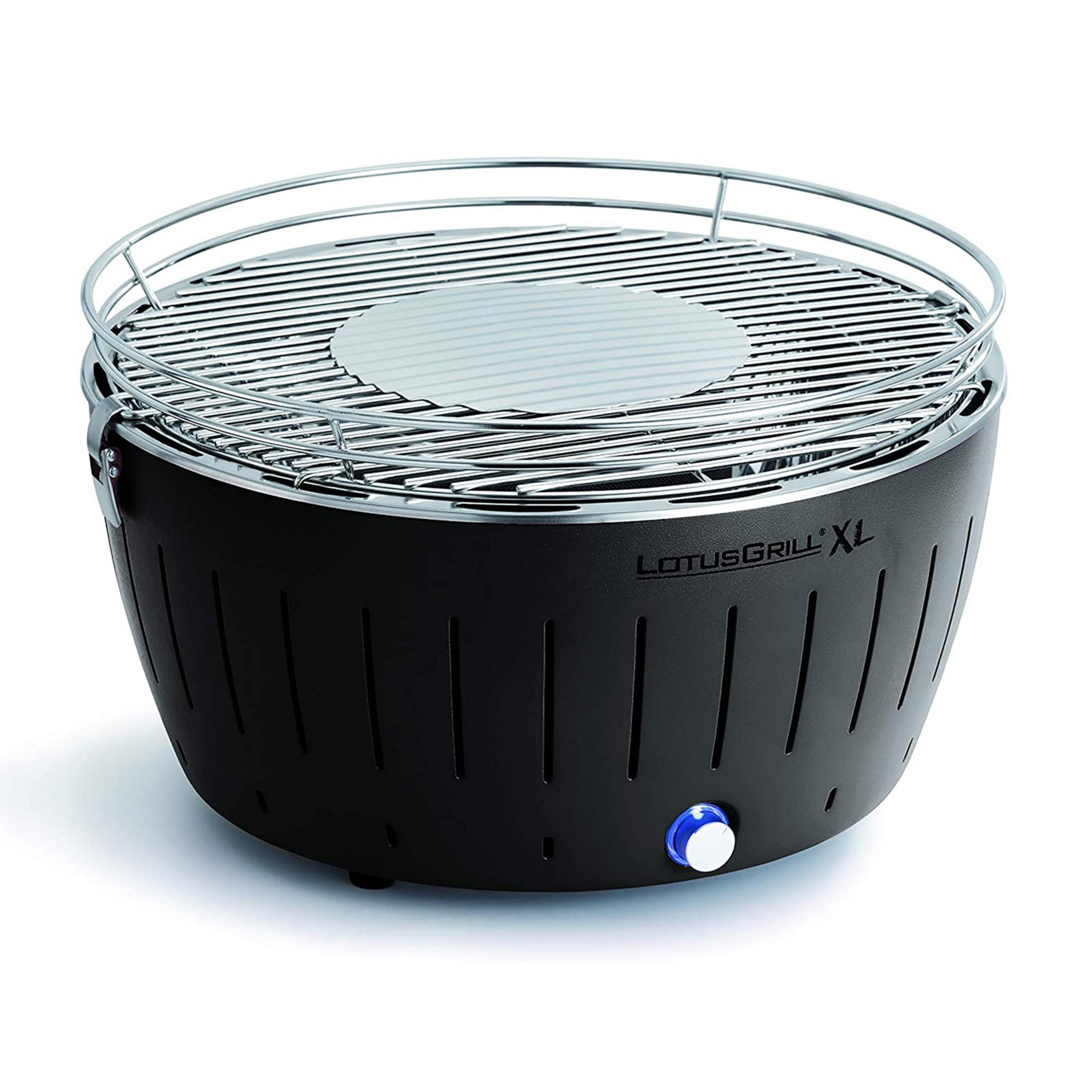 Czarny LotusGrill XL z srebrnym rusztem i niebieskim pokrętłem.