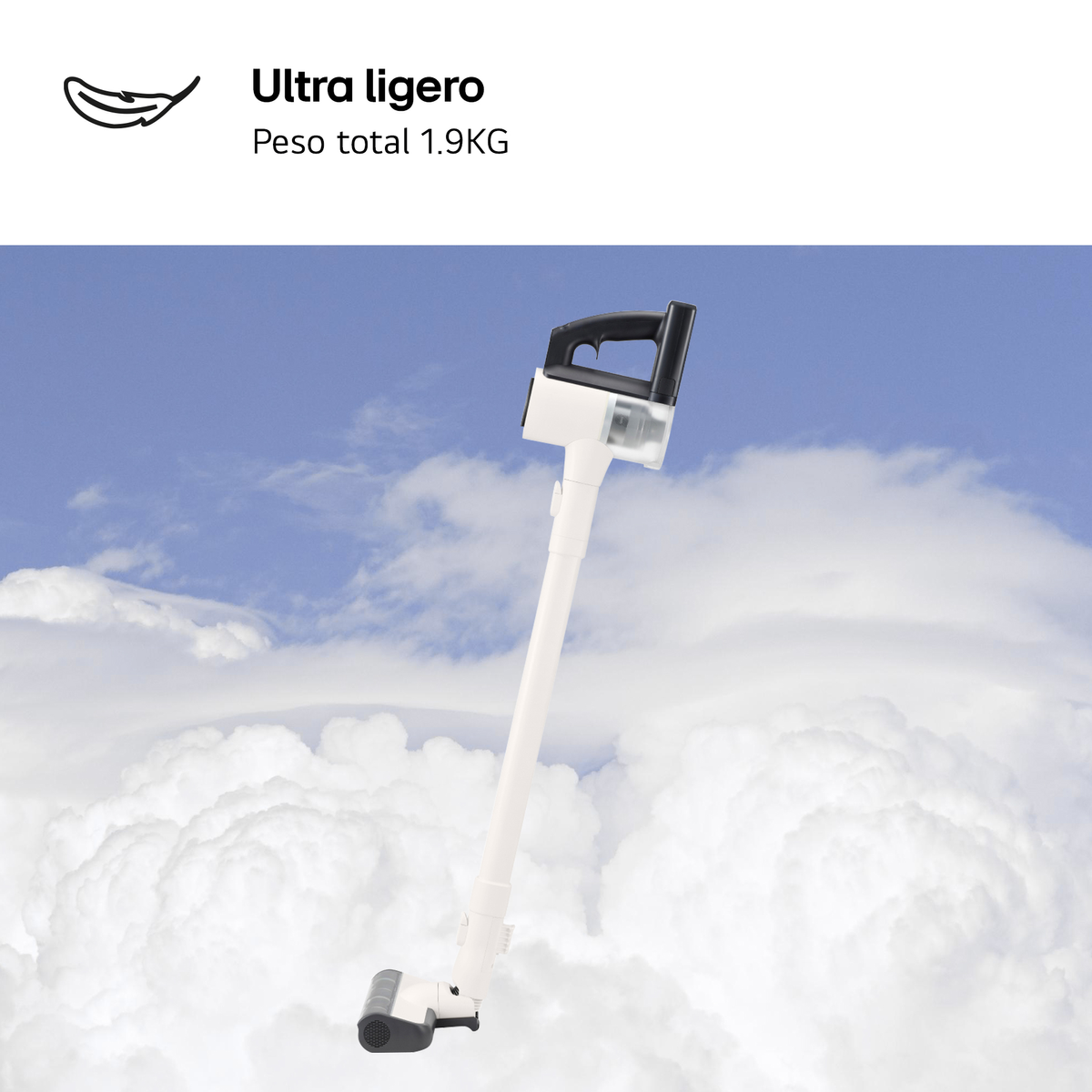 Una aspiradora de bastón blanca y ligera con mango negro flota ante un cielo azul.