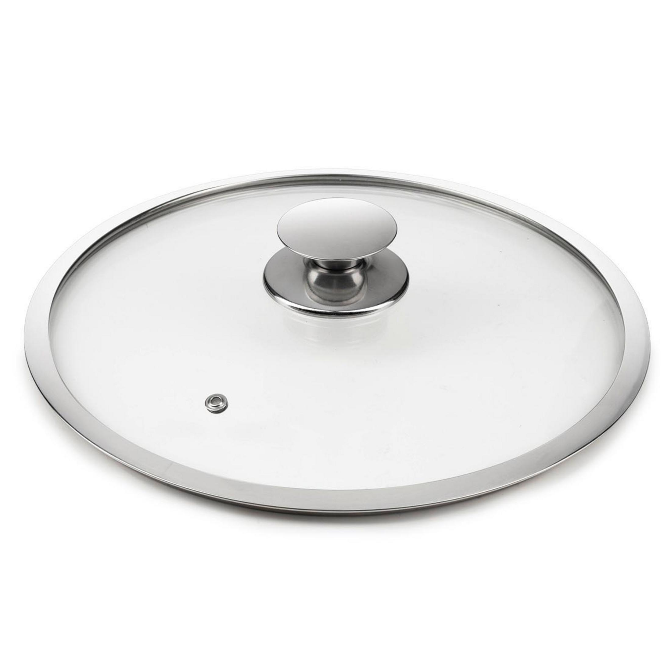 Un couvercle rond en verre pour casserole avec un bord et une poignée en métal. Un petit trou d'évacuation de vapeur est visible.