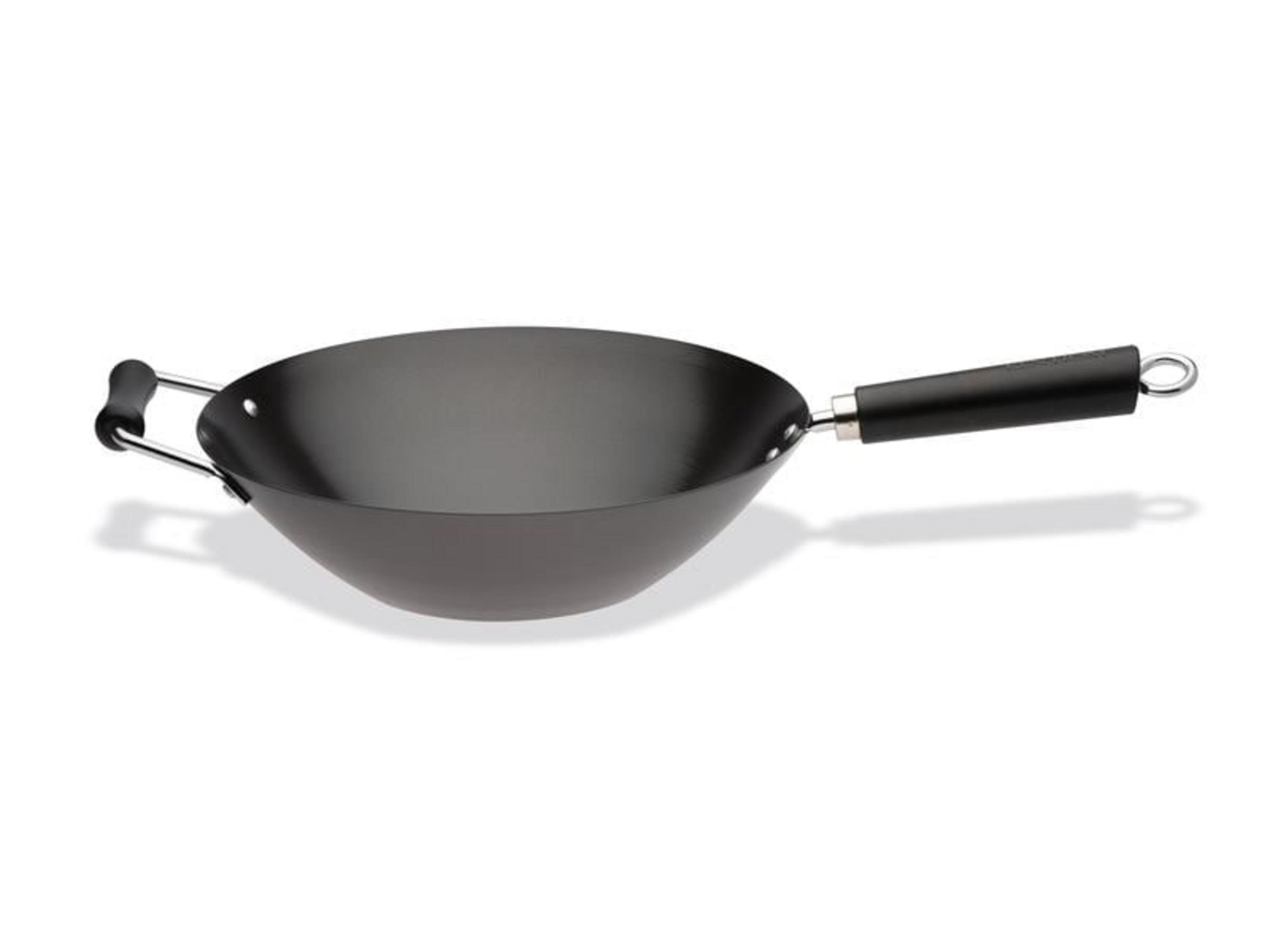 Un wok noir avec deux poignées et un long manche.