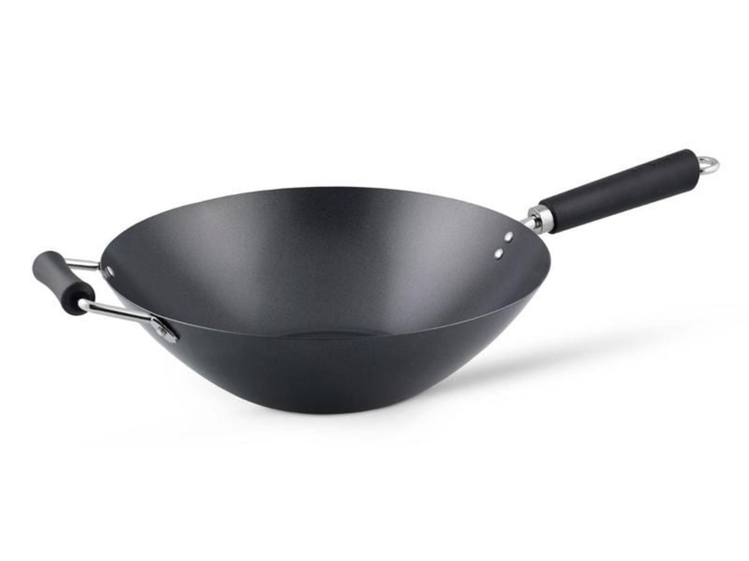 Un wok noir avec deux poignées est présenté sur fond blanc.