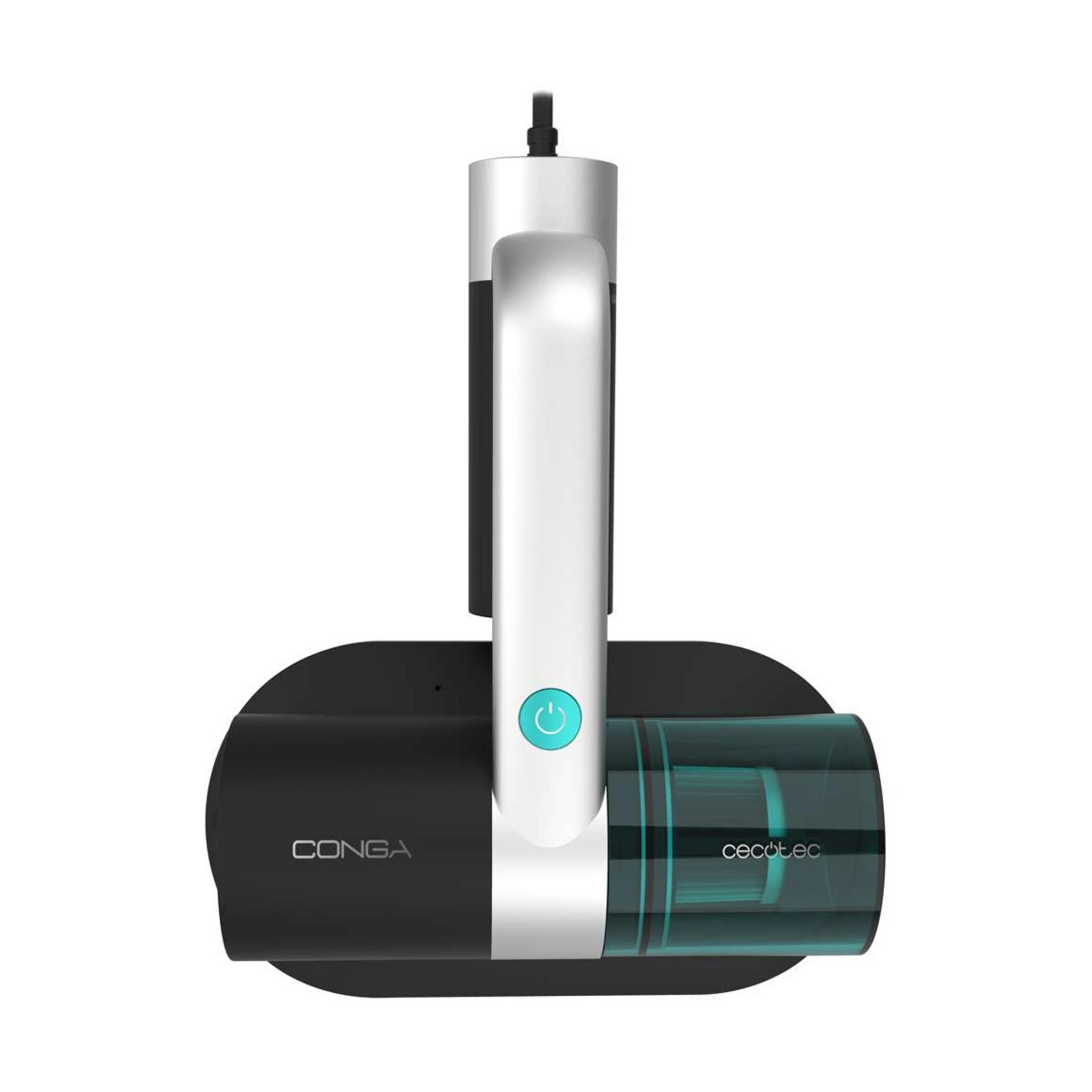 Czarny odkurzacz ręczny ze srebrną rączką i niebieskim przyciskiem zasilania.