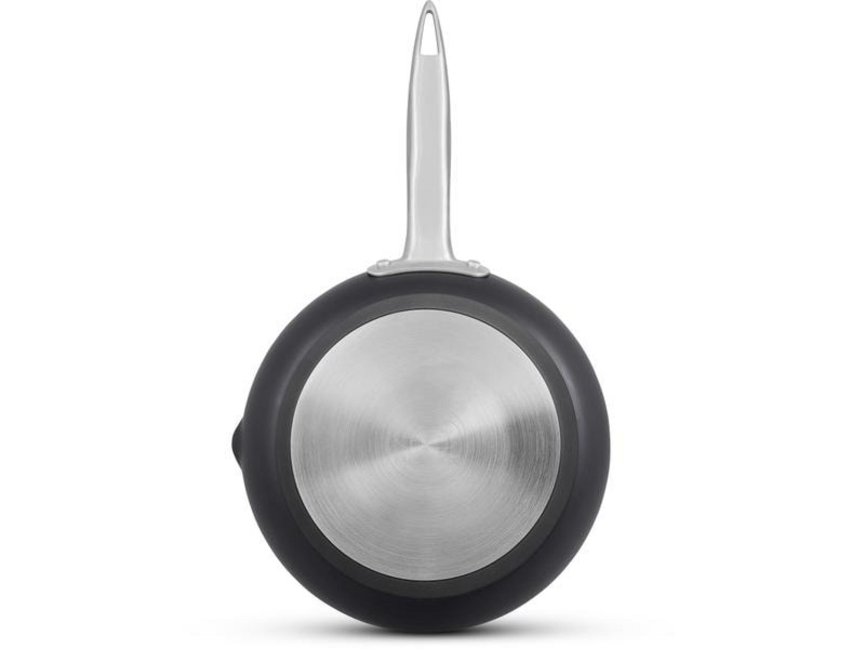 Schwarze Pfanne mit gebürstetem Metallboden und silbernem Griff.