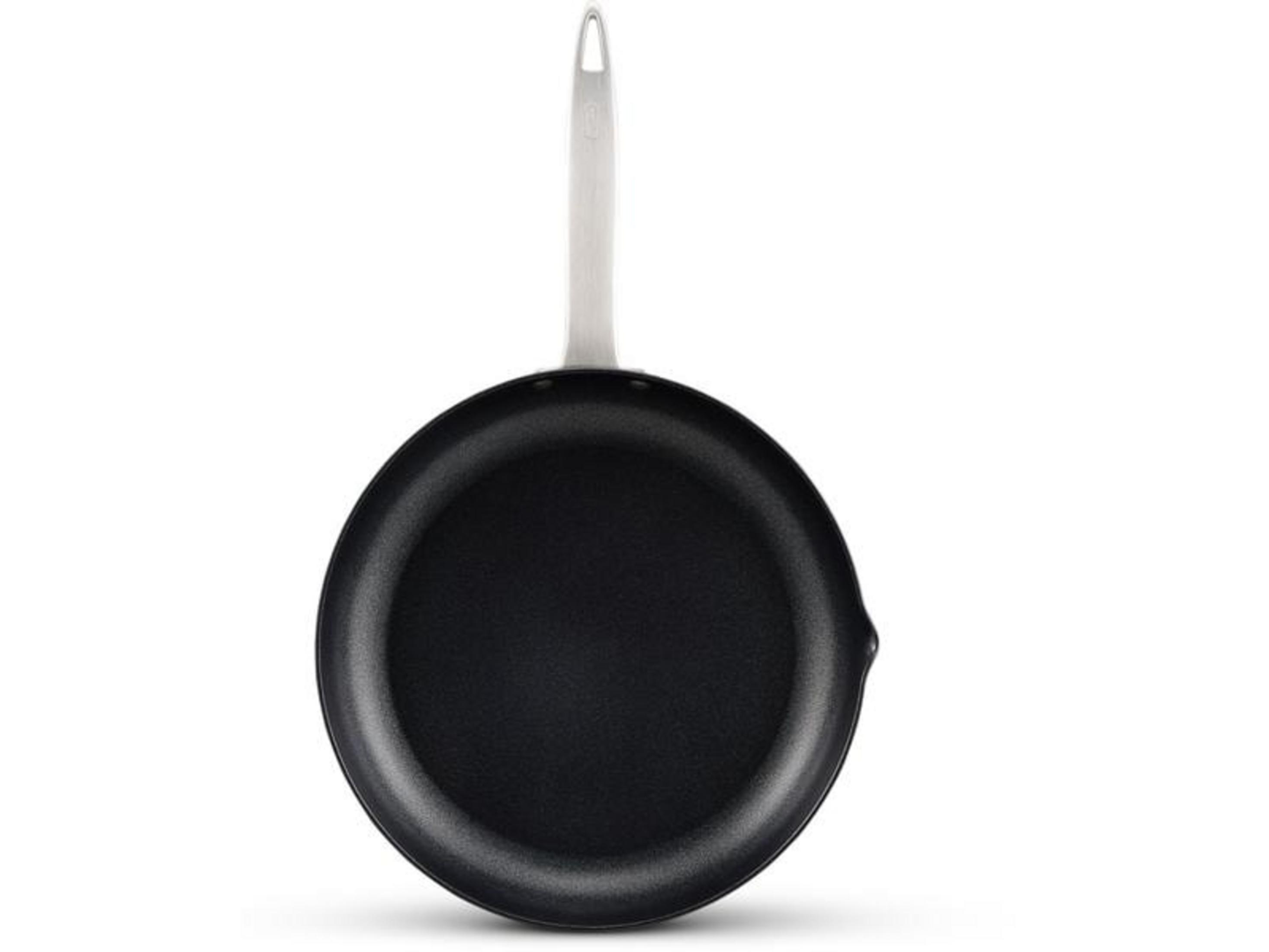 Eine schwarze Bratpfanne mit einem silbernen Griff auf weißem Hintergrund.