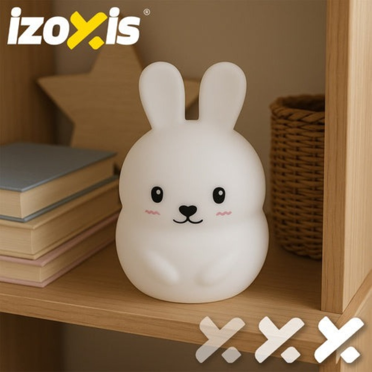 Una luz nocturna blanca con forma de conejito está en un estante con libros y una cesta.