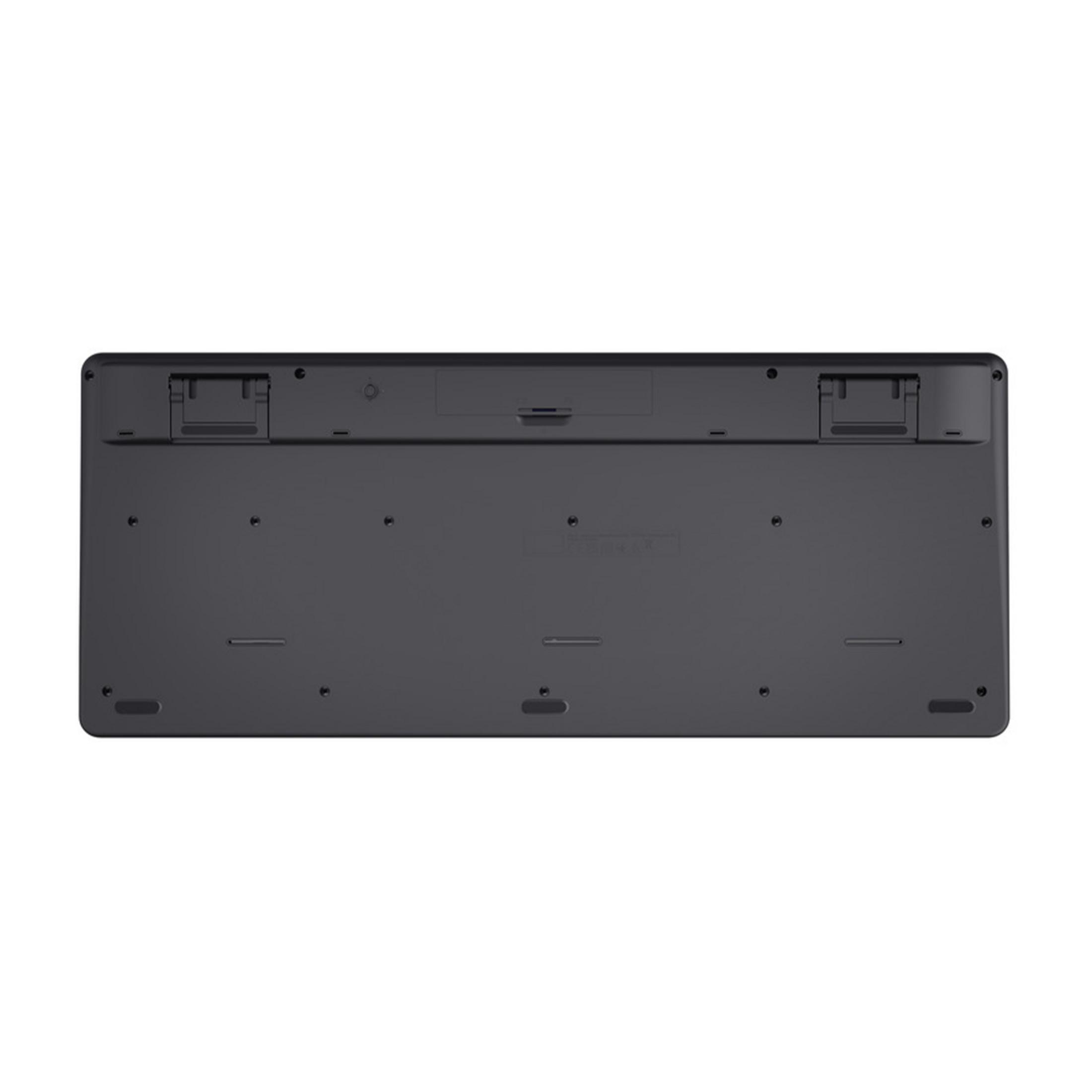 Rückseite einer schwarzen Tastatur mit ausklappbarem Ständer und Batteriefach.