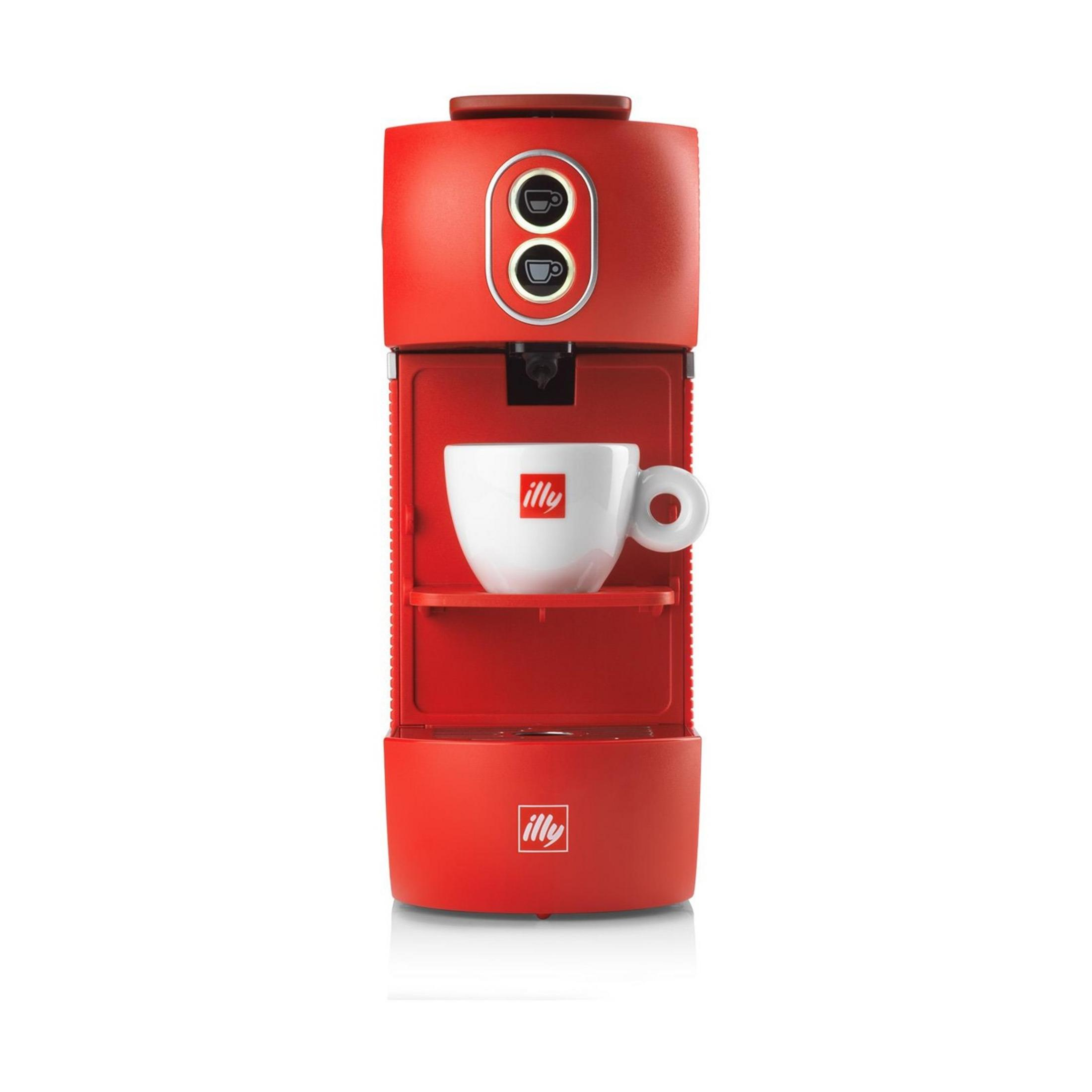 Rote Kaffeemaschine mit weißer Tasse mit Illy-Logo auf Ablage.
