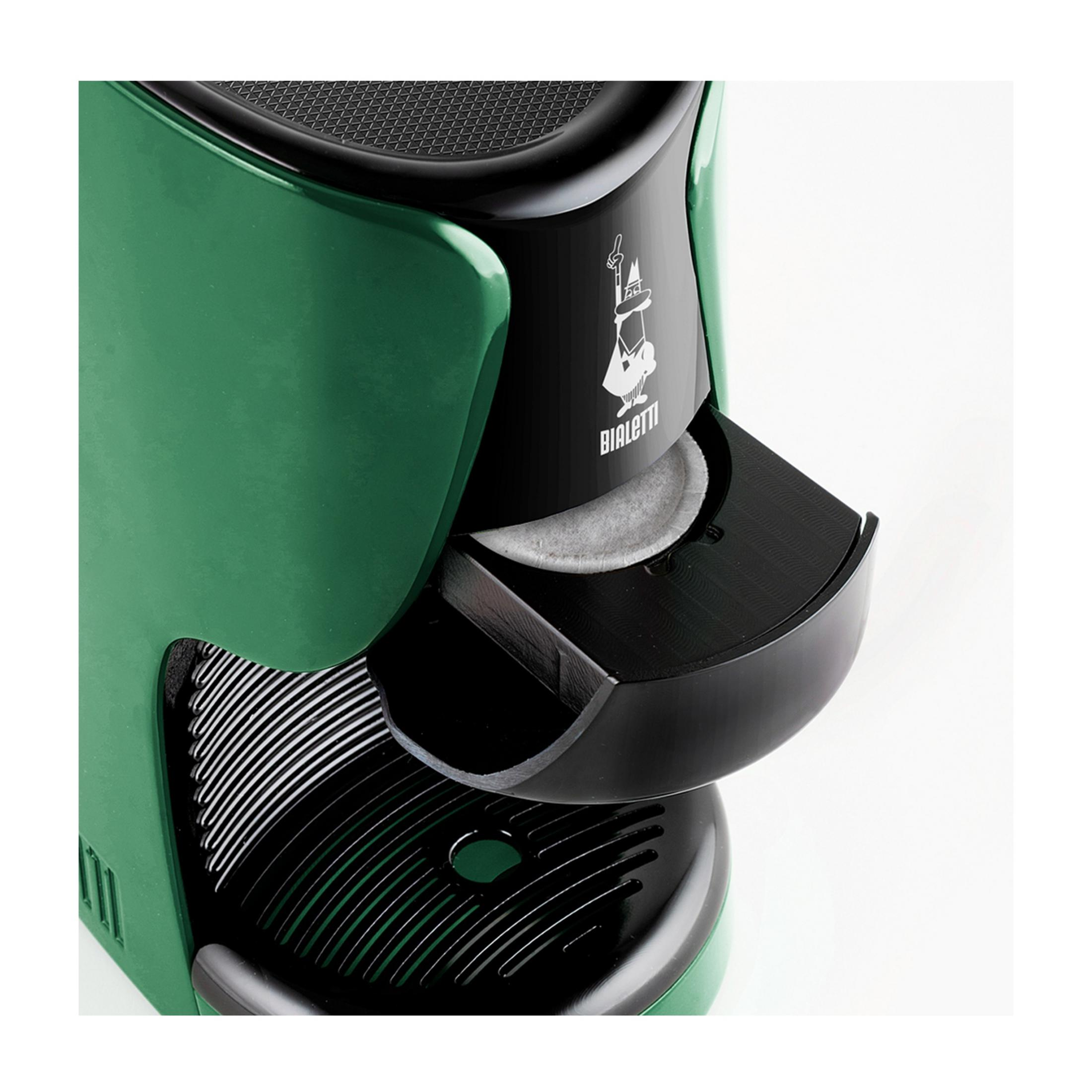 Zielona maszyna do kawy z czarnym uchwytem na kapsułki i logo.
