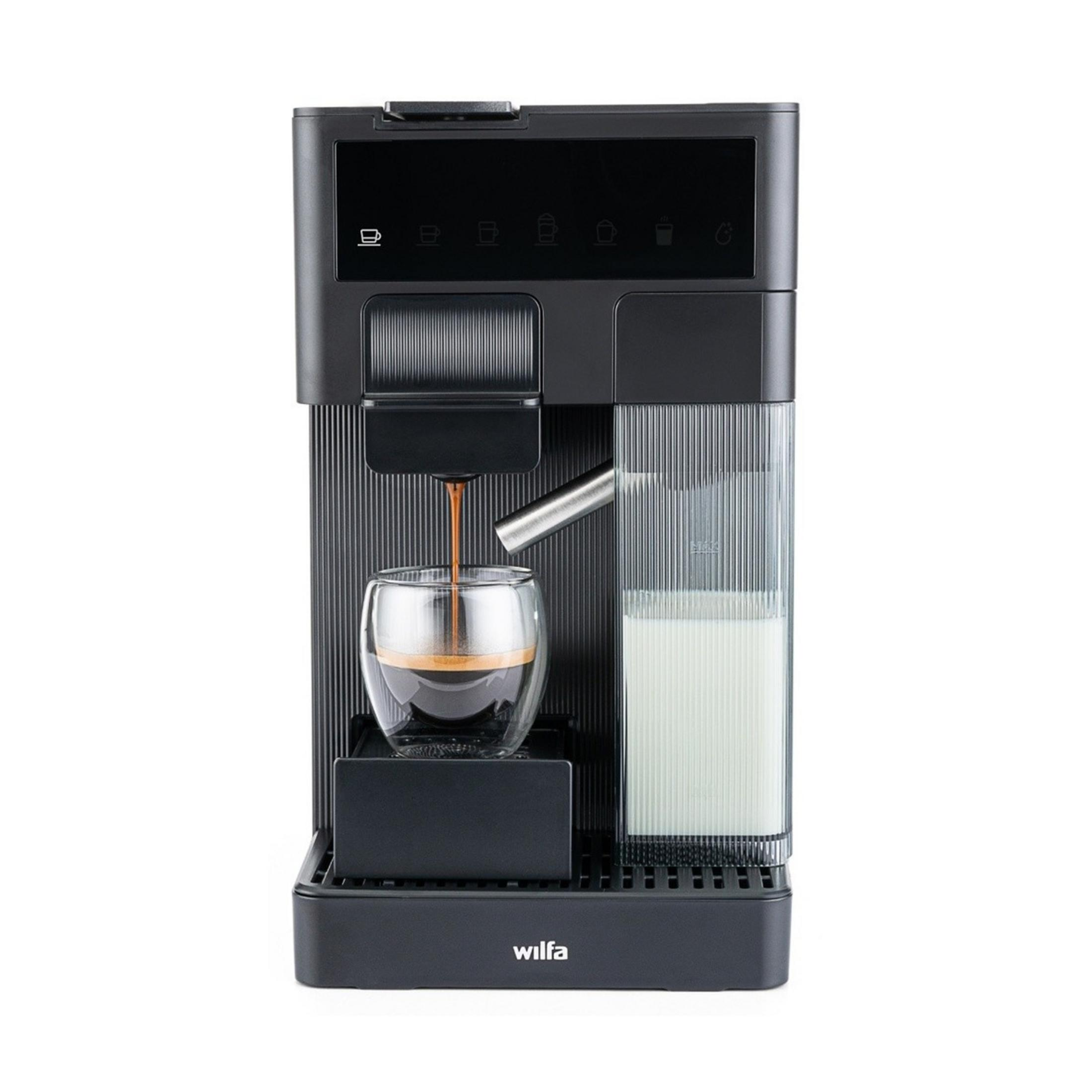 Cafetera Wilfa prepara espresso en vaso, con depósito de leche al lado.