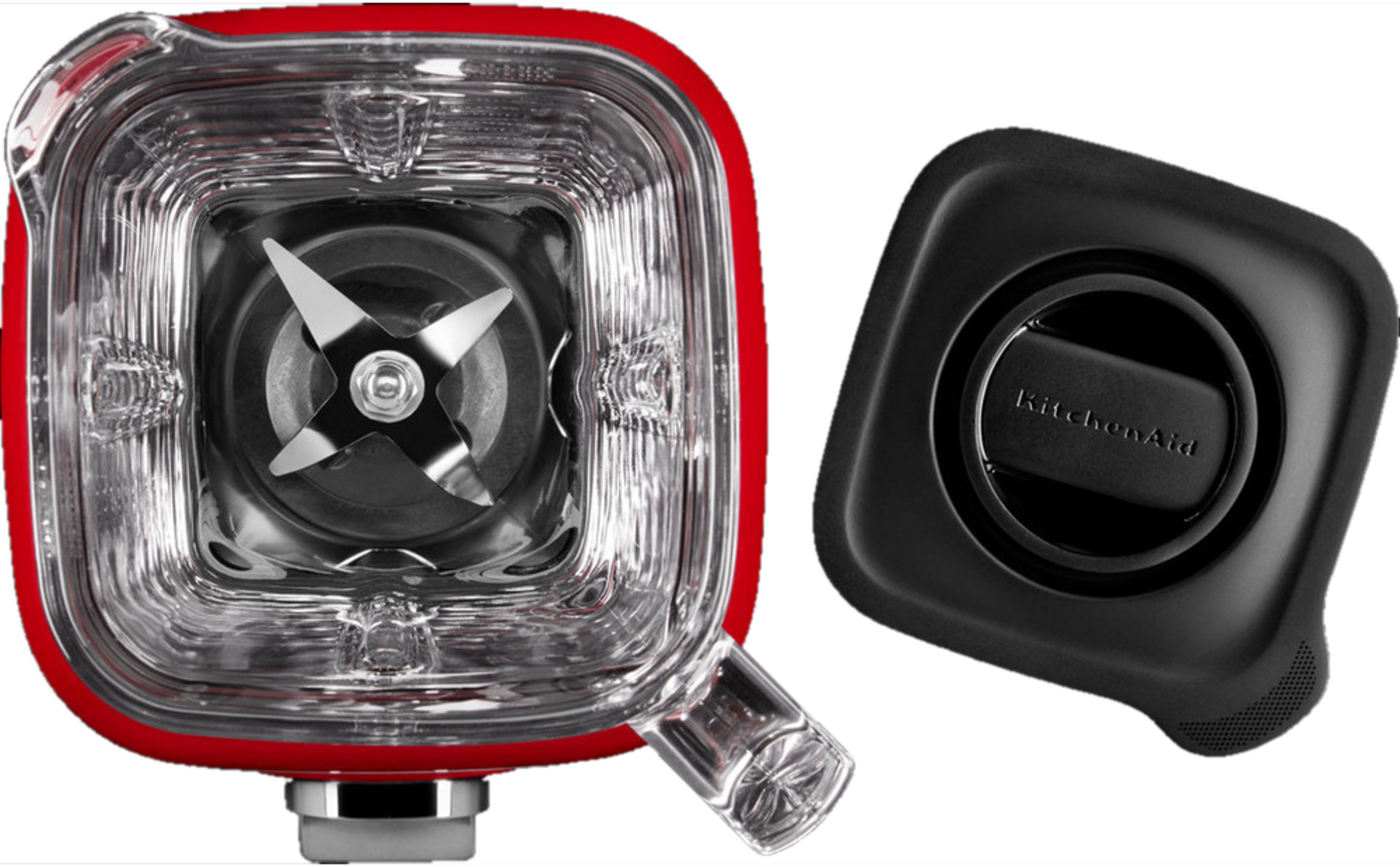 Roter Mixerbehälter mit Messern und schwarzer Basis mit KitchenAid-Logo.