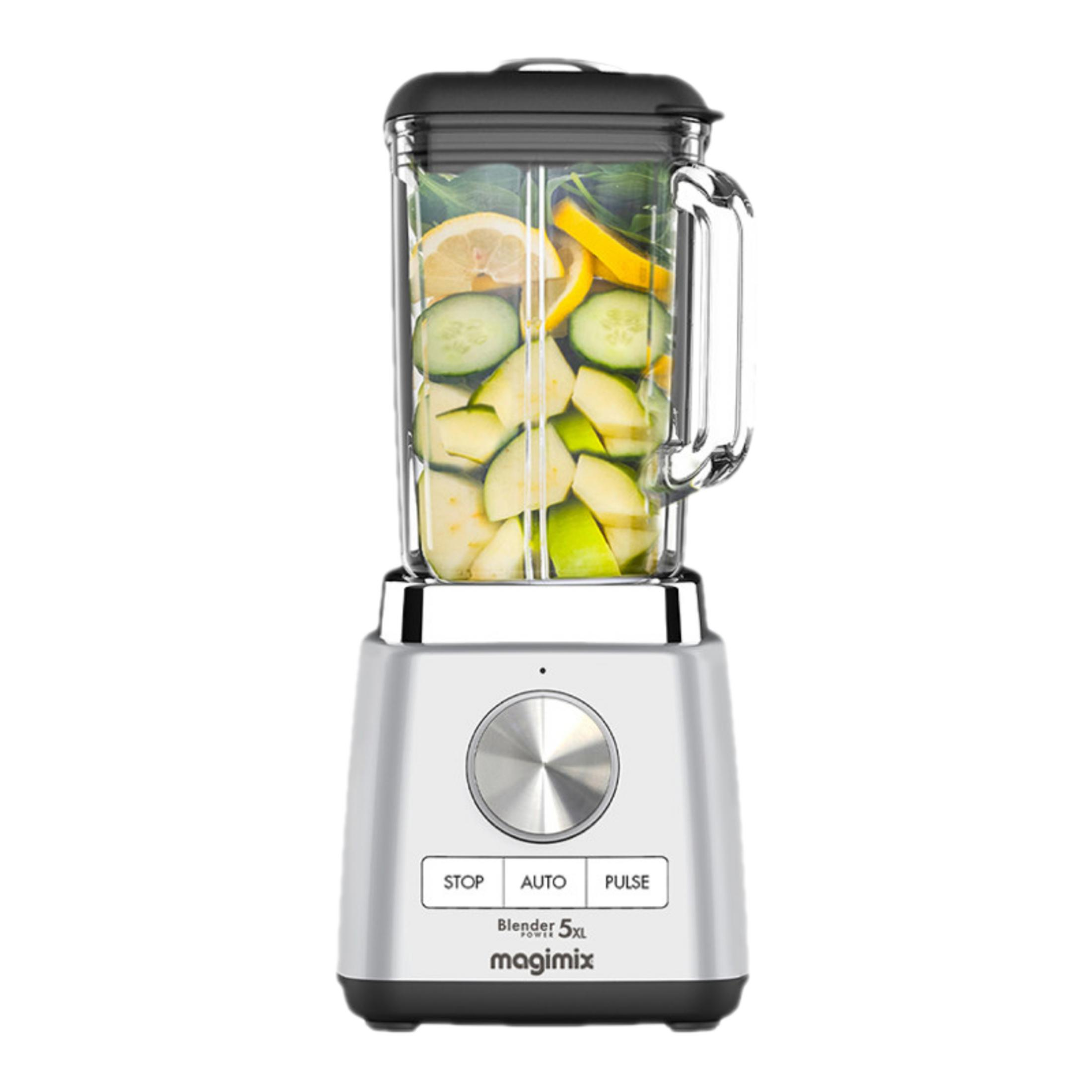 Ein silberner Mixer mit einem Glasbehälter voller Apfel-, Zitronen- und Gurkenscheiben.
