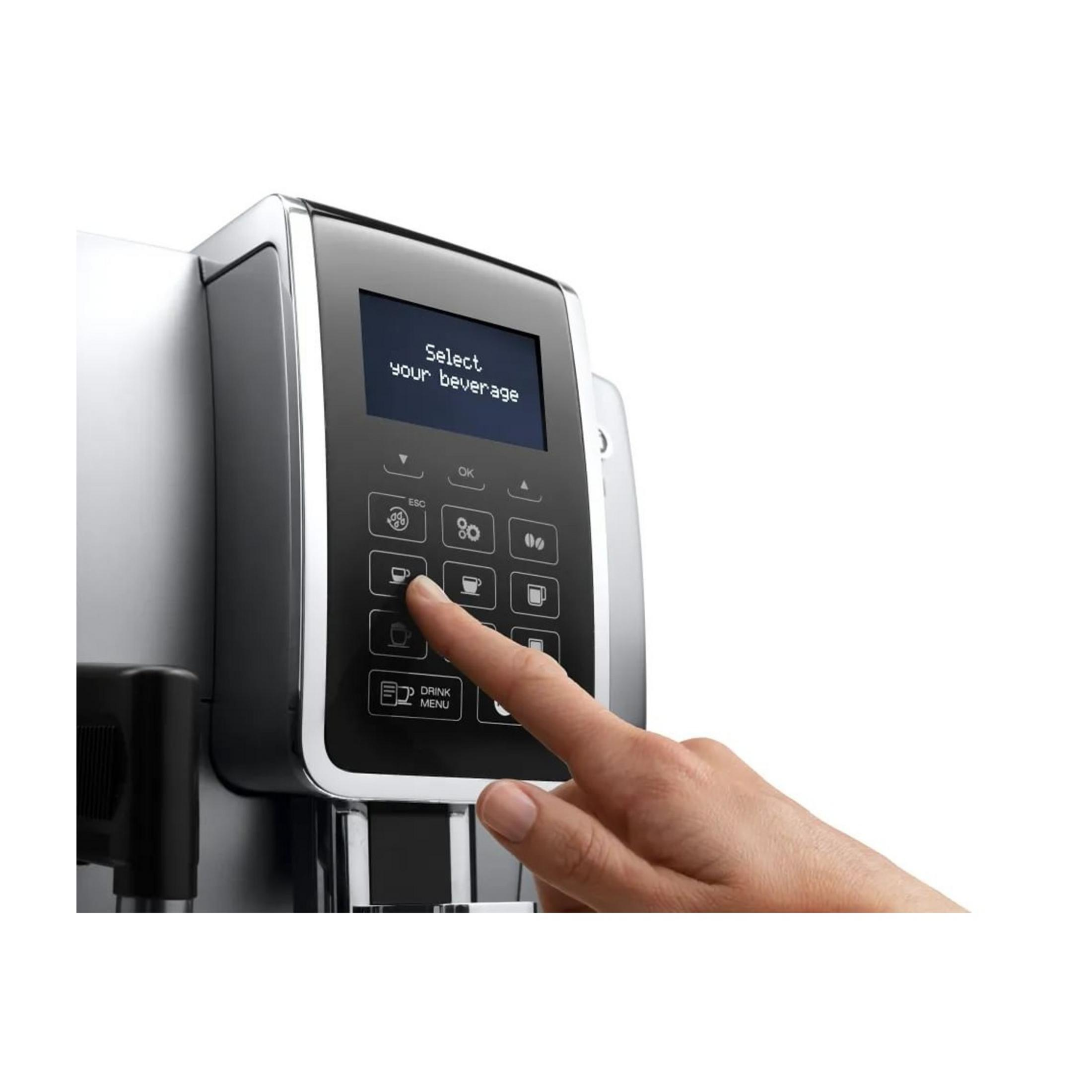 Ein Finger drückt auf einen Kaffee-Symbol auf einer Kaffeemaschine.