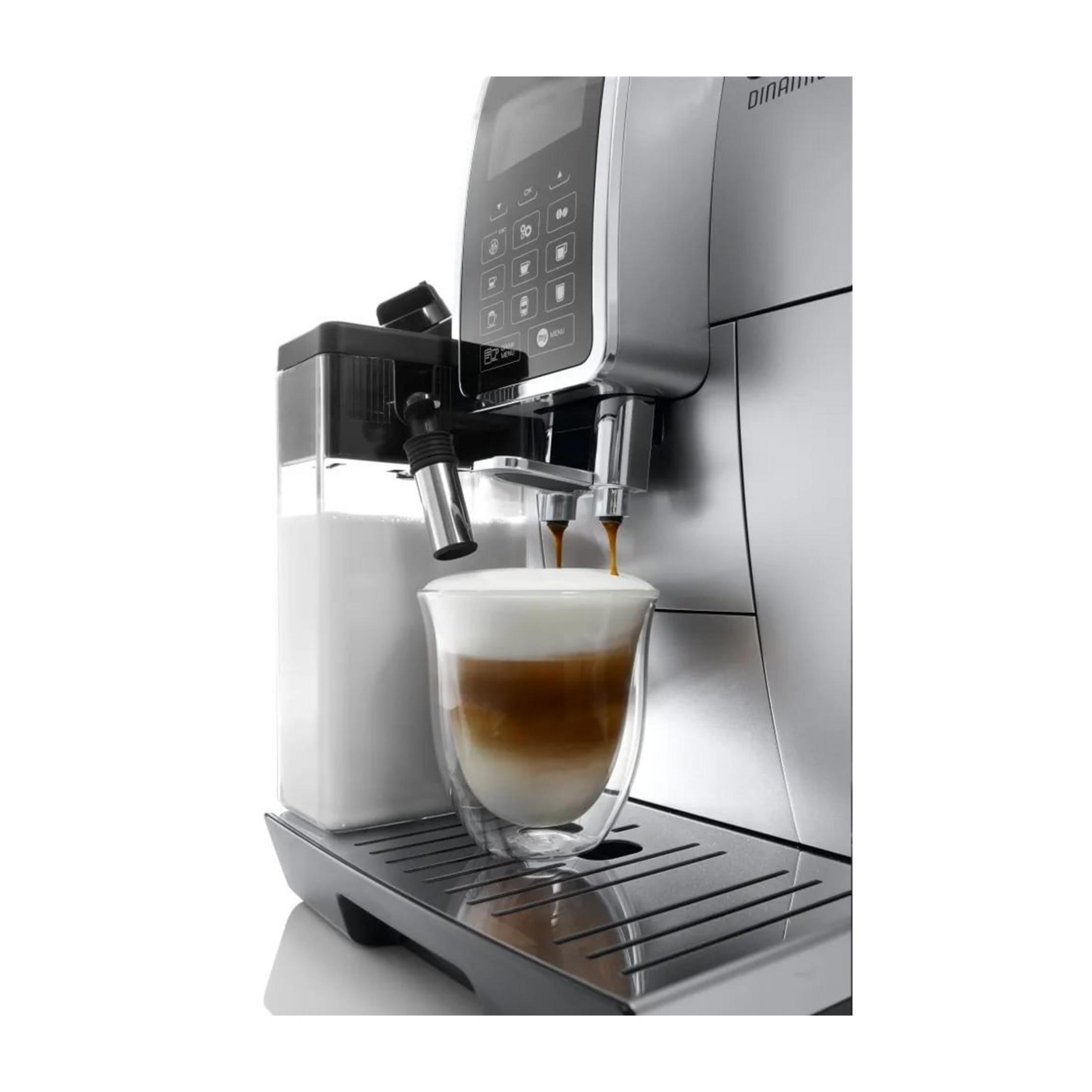 Eine Kaffeemaschine brüht einen Latte. Milchbehälter und Tasse sind sichtbar.