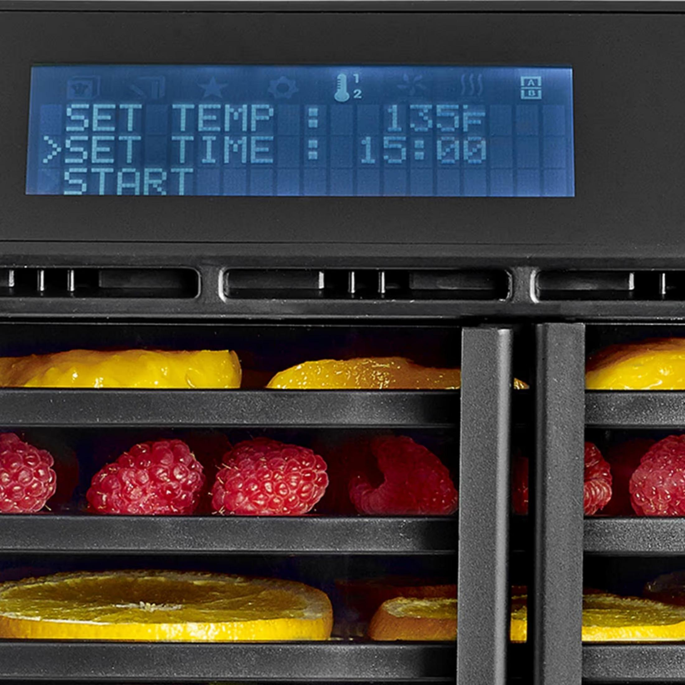 Un déshydrateur alimentaire à 3 niveaux rempli de fruits et un écran numérique.