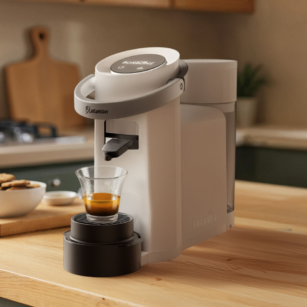 Eine weiße Kaffeemaschine brüht Espresso in ein Glas auf einem Holztisch.