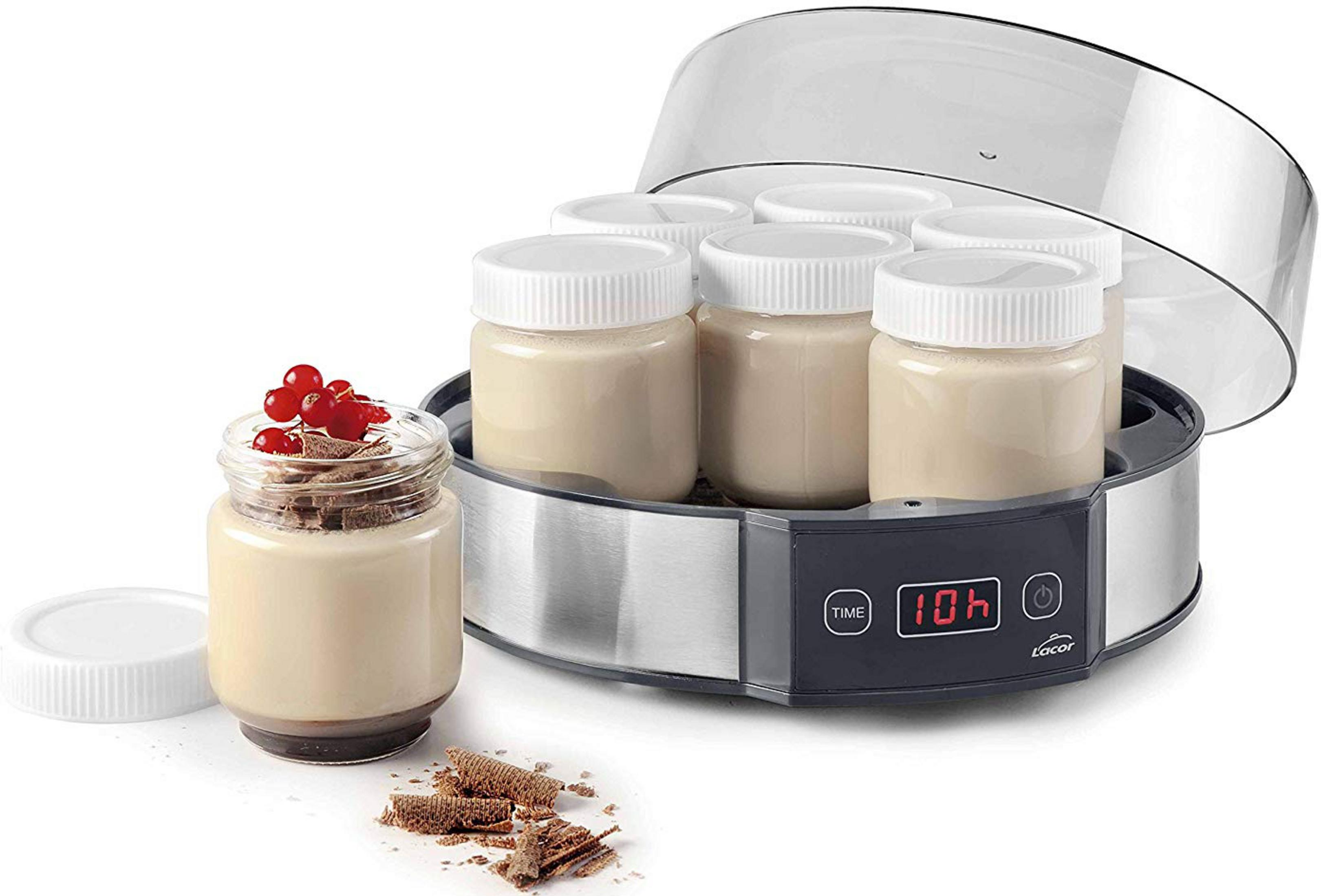 Yogurtiera con sei vasetti, uno con bacche e scaglie di cioccolato.