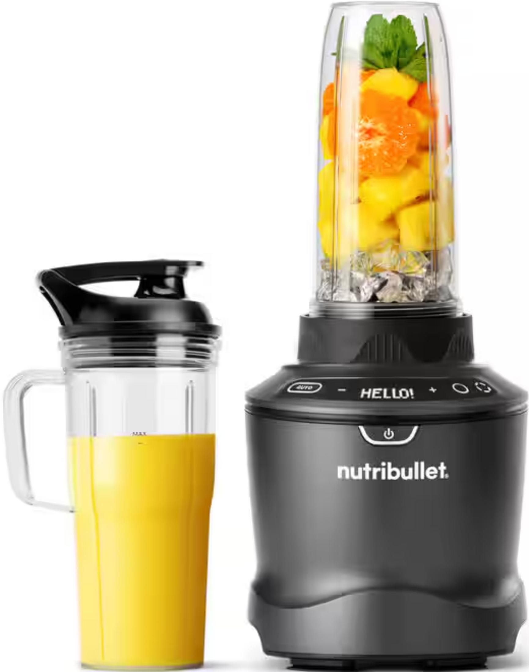 Ein schwarzer Nutribullet Mixer mit Fruchtbecher und Saftbehälter.