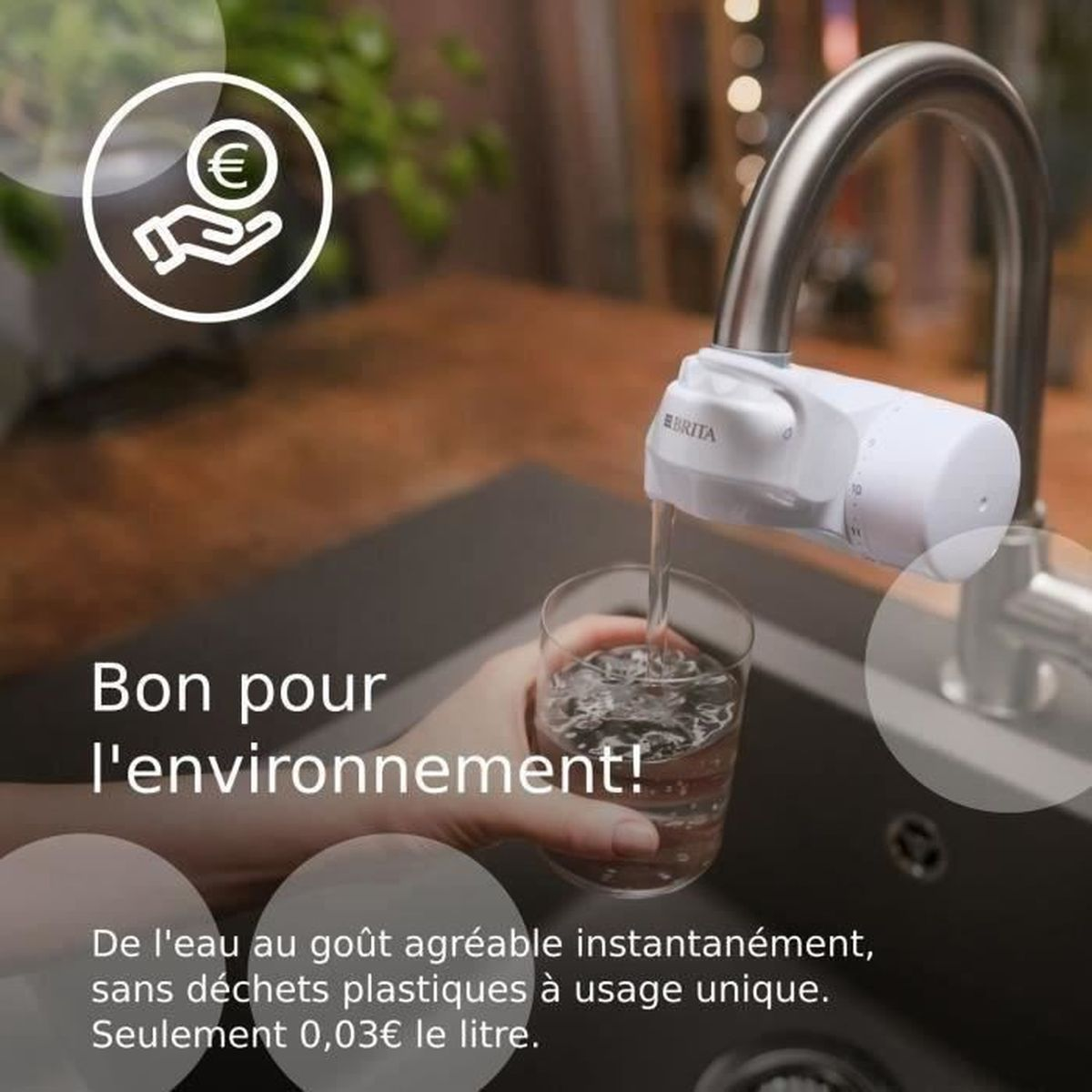 Ein Wasserhahn mit Brita-Filter füllt ein Glas Wasser. Sparsam und umweltfreundlich.
