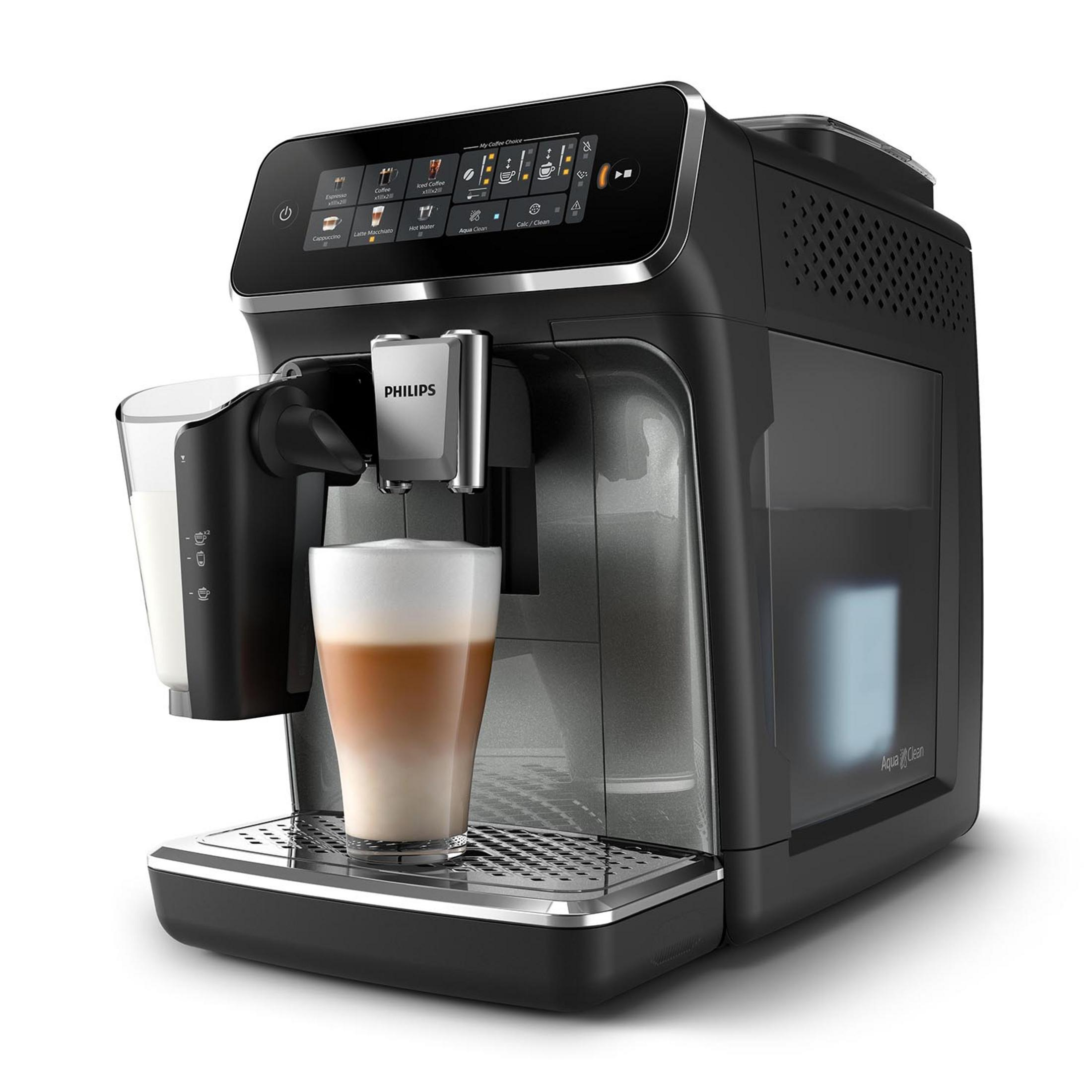 Ein schwarzer Kaffeevollautomat mit Milchkaraffe und einem Glas Latte Macchiato.