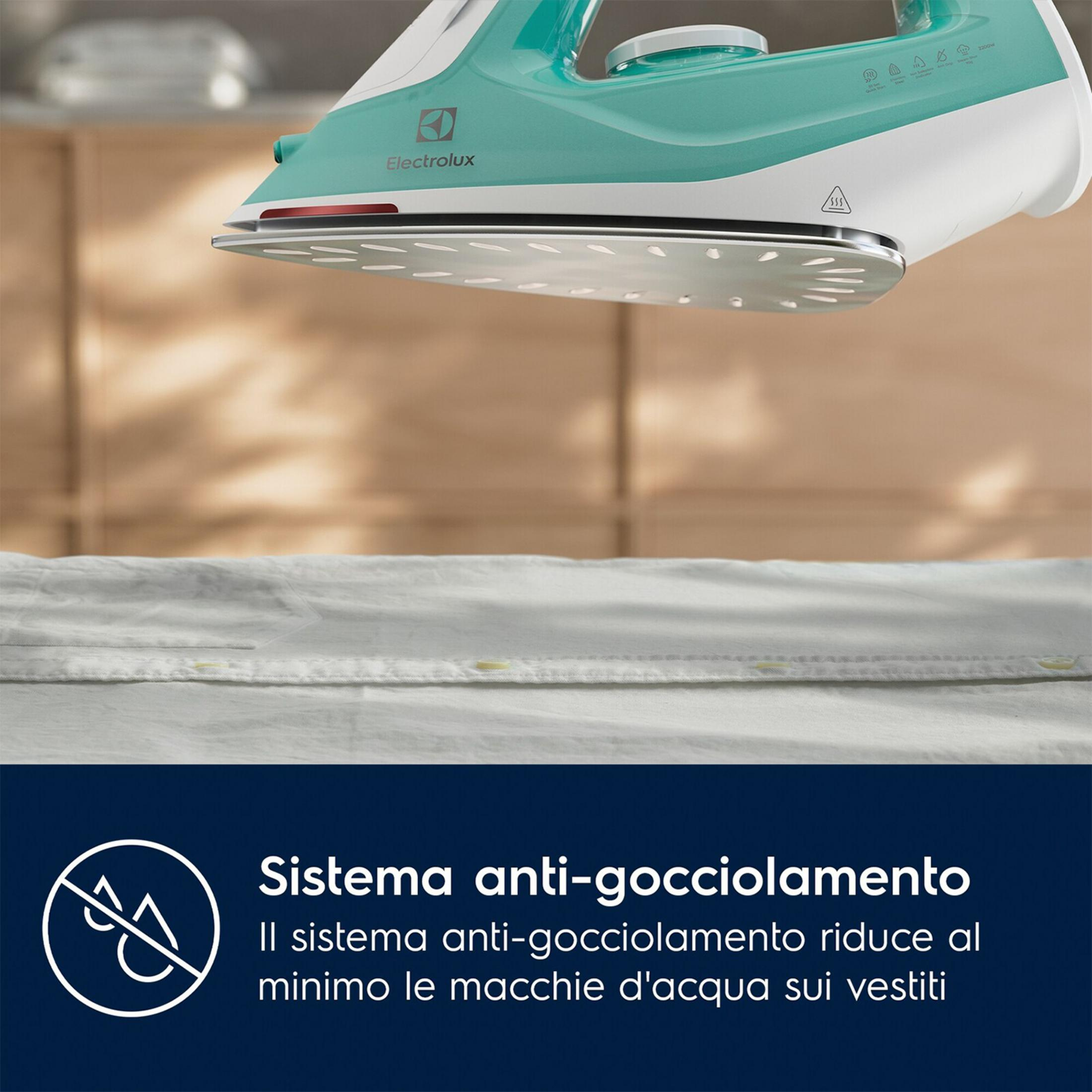 Un ferro da stiro a vapore Electrolux turchese sopra una camicia bianca.