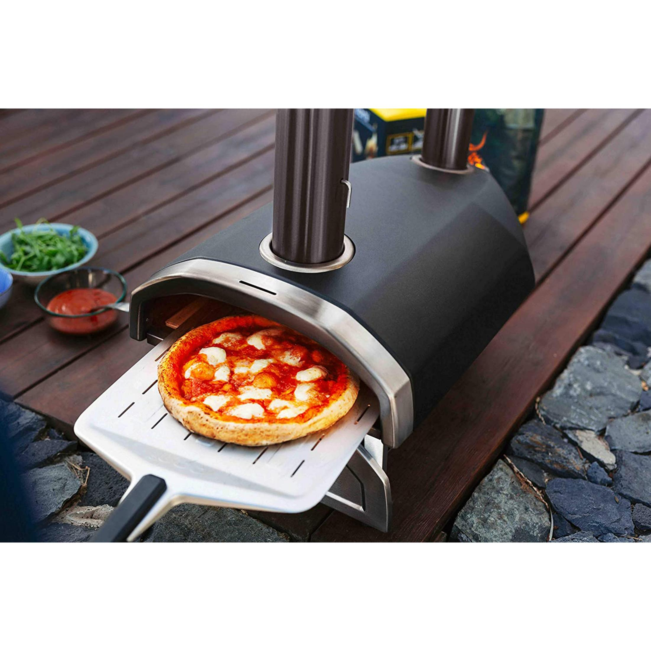 Una pizza al formaggio viene tolta dal forno su una pala per pizza.