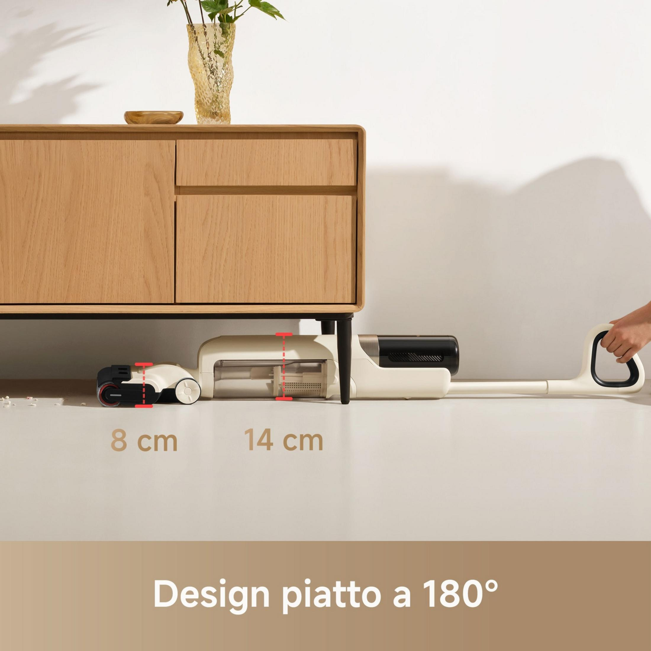 Ein flacher Staubsauger mit 8 cm und 14 cm Höhenangaben unter einem Holzschrank.